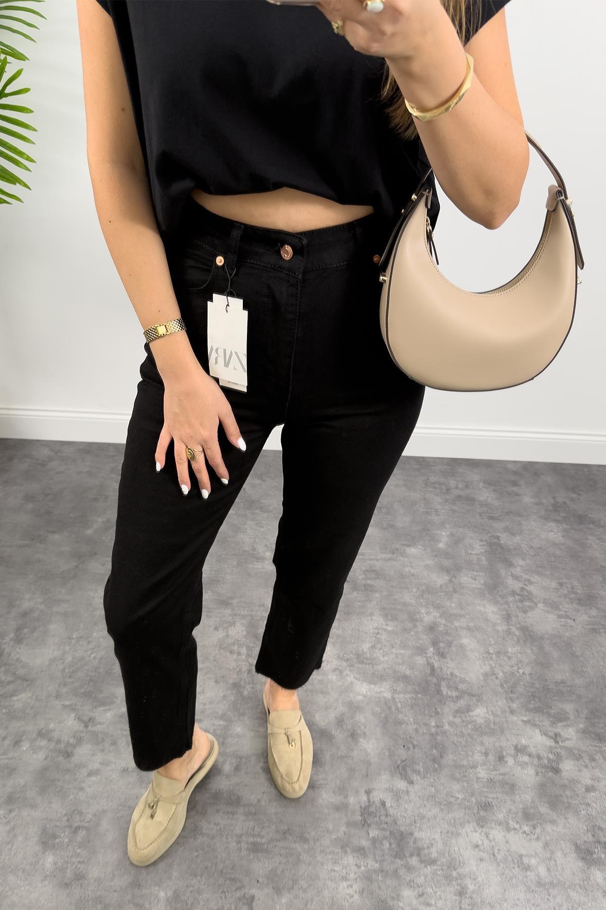 Premium Kalite Paçası Kesik Toparlayıcı Boyfit Jean Siyah