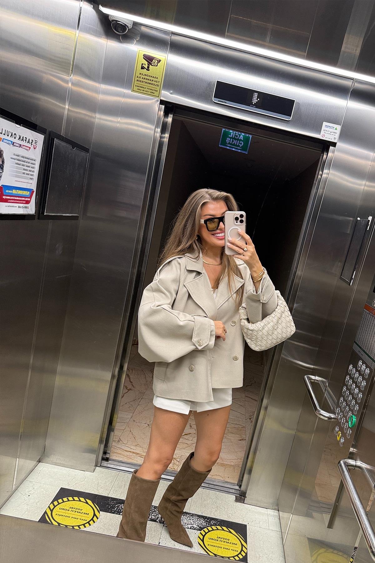 Premium Seri Poliviskon Kumaş Kol  Detaylı Kısa Trençkot Taş