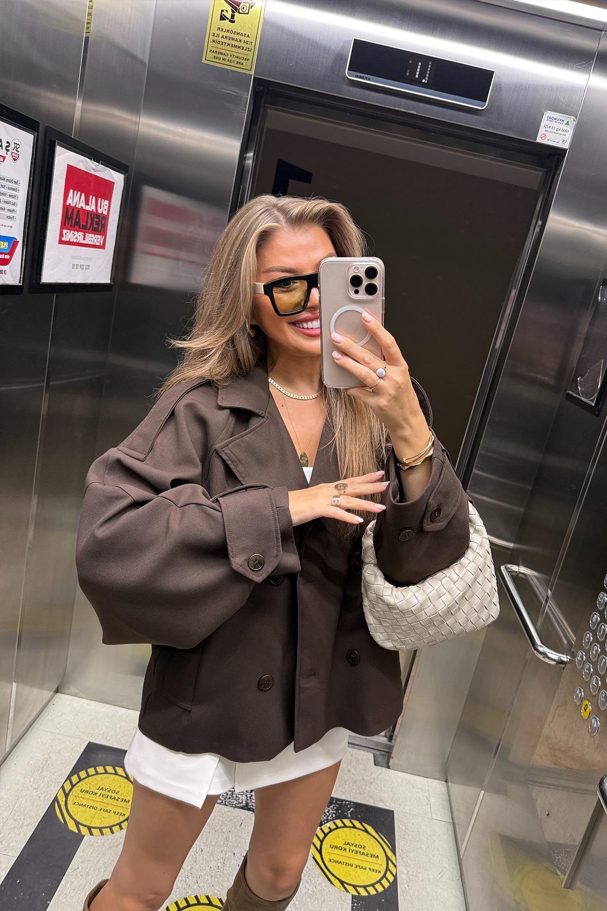 Premium Seri Poliviskon Kumaş Kol  Detaylı Kısa Trençkot Acı Kahve