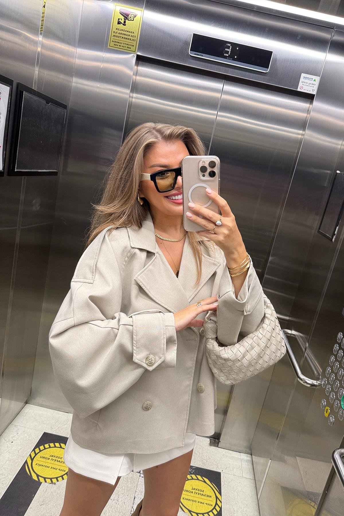 Premium Seri Poliviskon Kumaş Kol  Detaylı Kısa Trençkot Taş