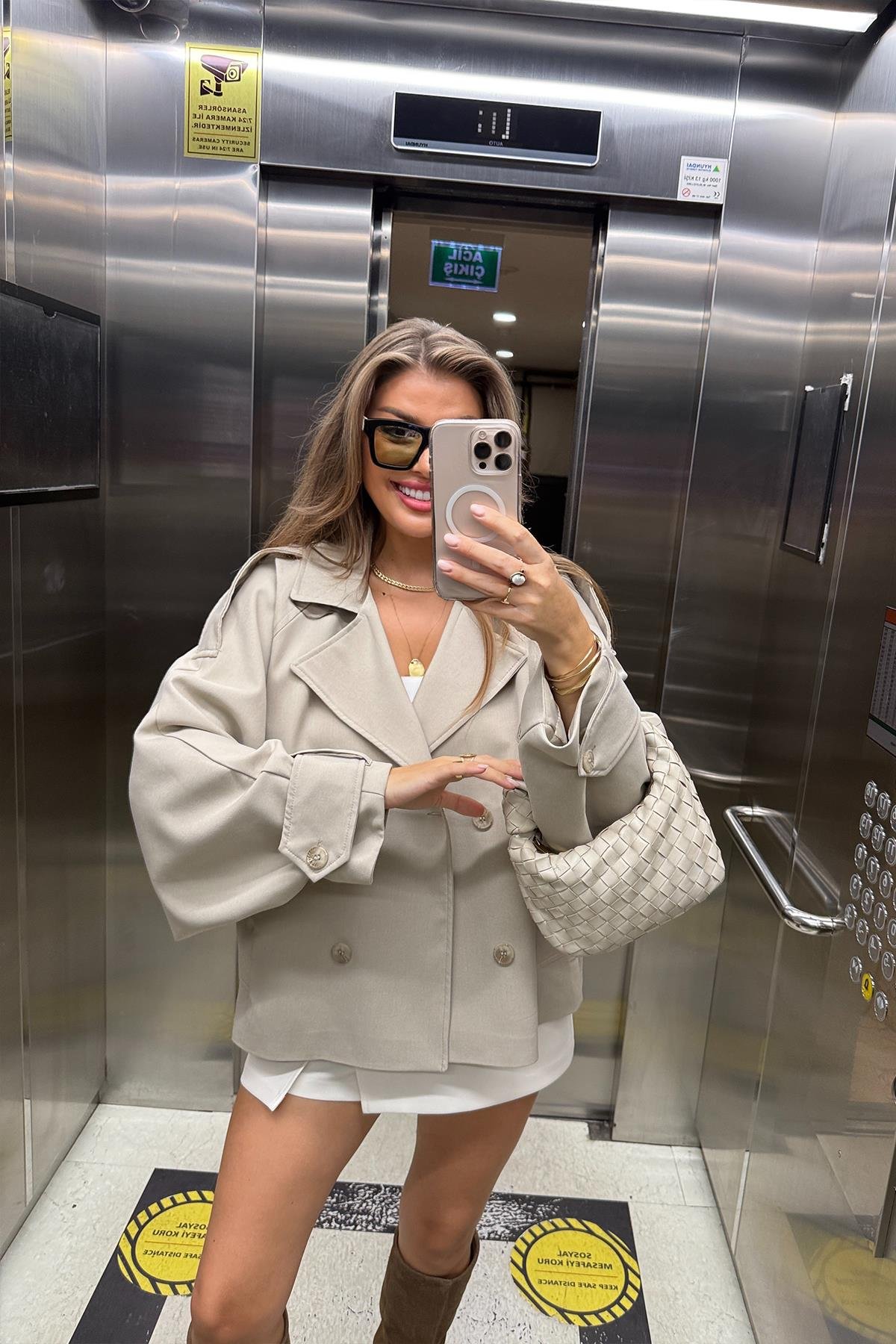 Premium Seri Poliviskon Kumaş Kol  Detaylı Kısa Trençkot Taş