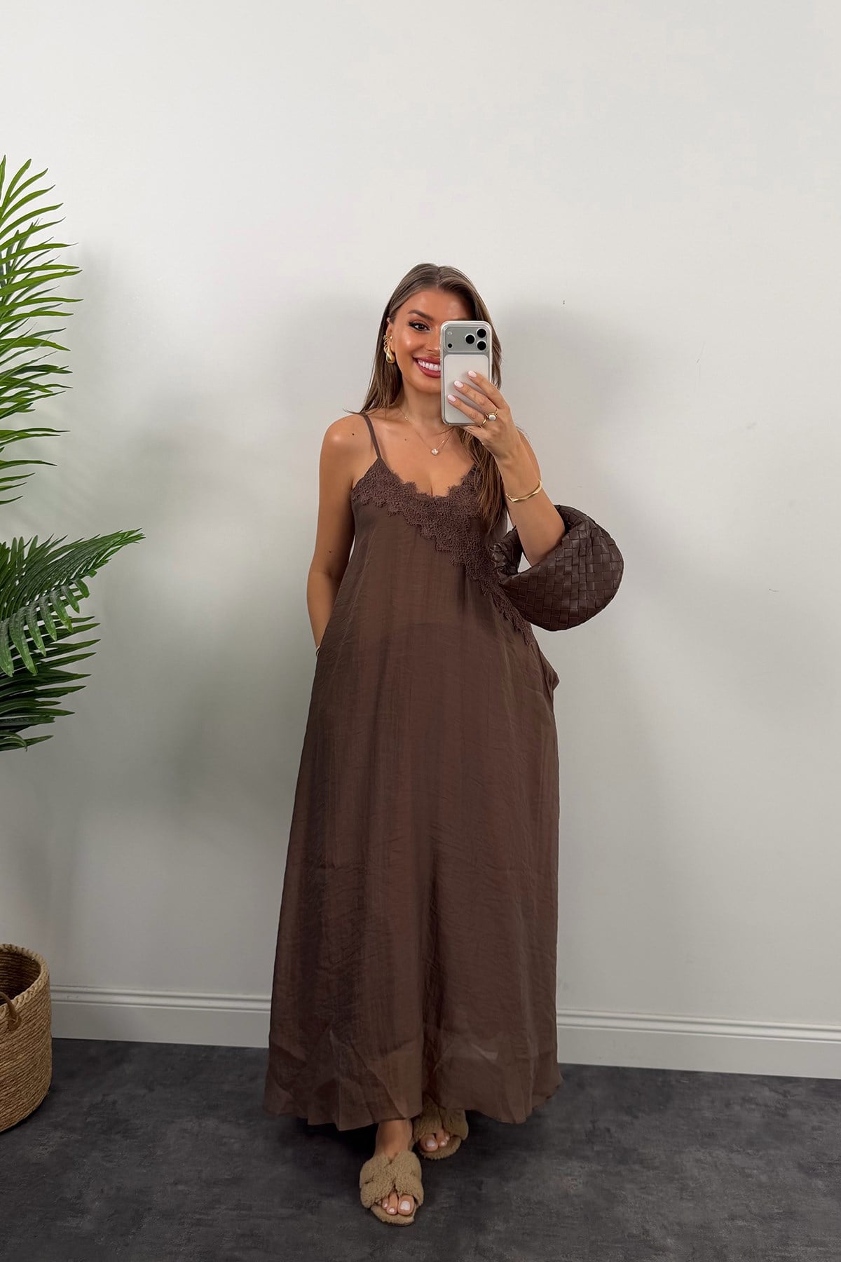 Premium Seri Yakası Dantelli Maxi Tensel Elbise Kahve