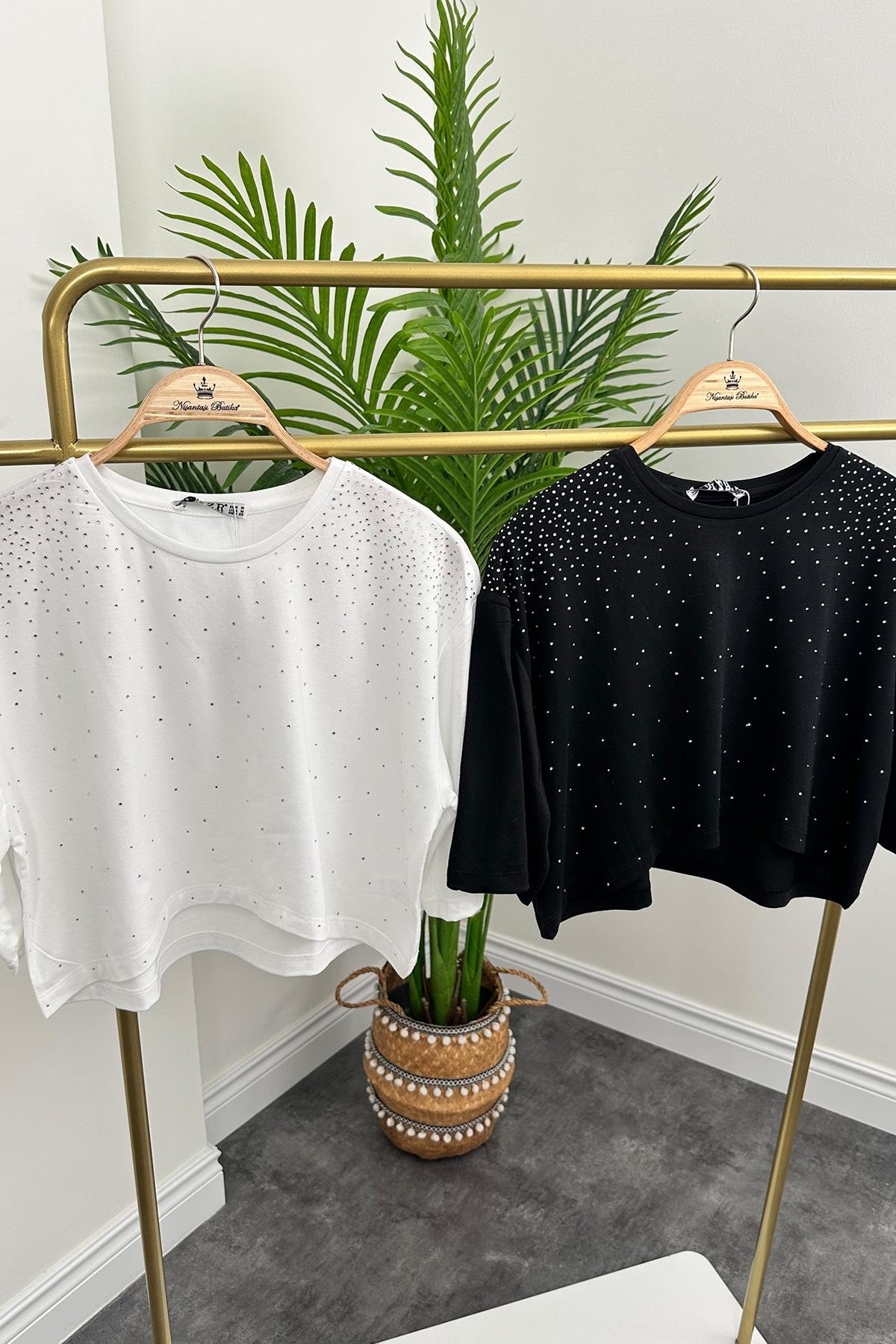 Üstü Serpme Taşlı Kısa Basic Tshirt Beyaz