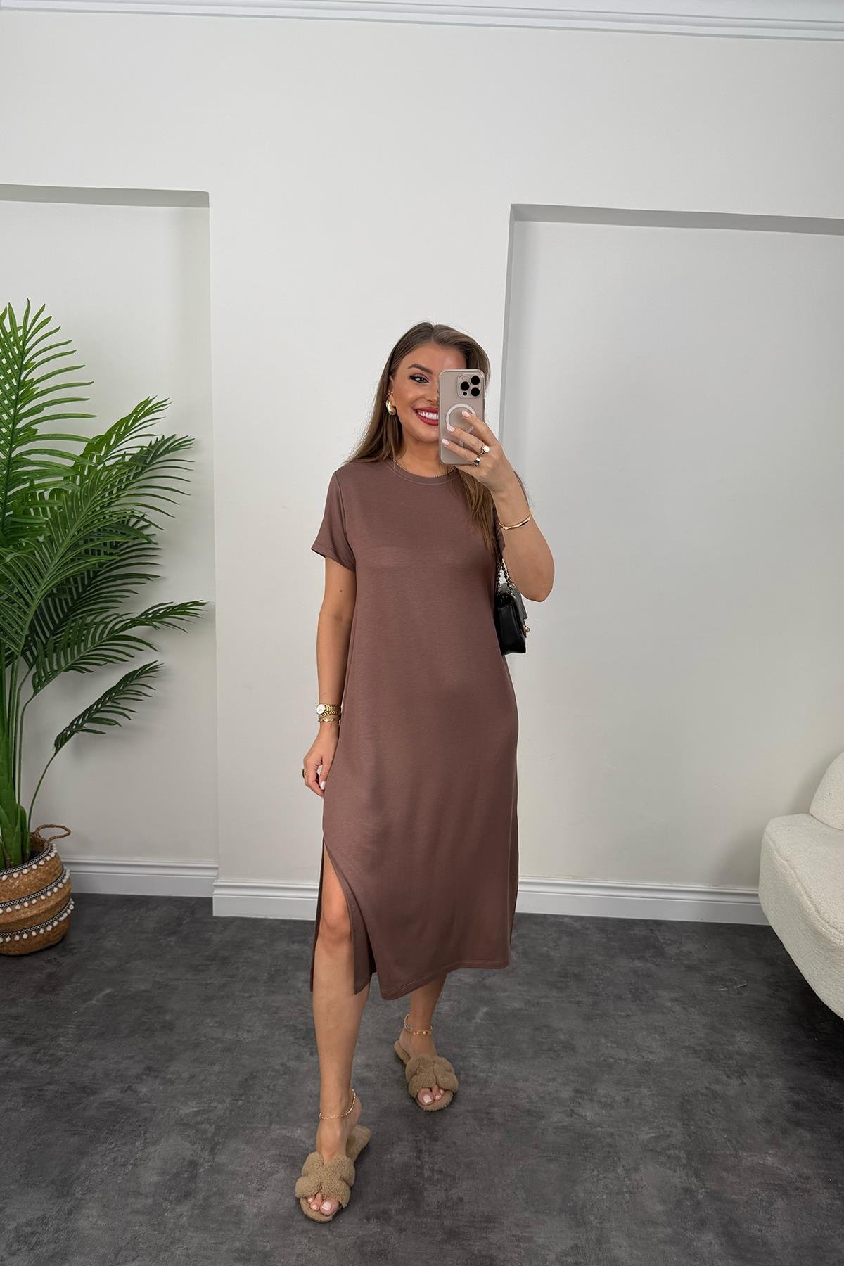 Yanı Yırtmaçlı Midi Boy Basic Elbise Kahverengi