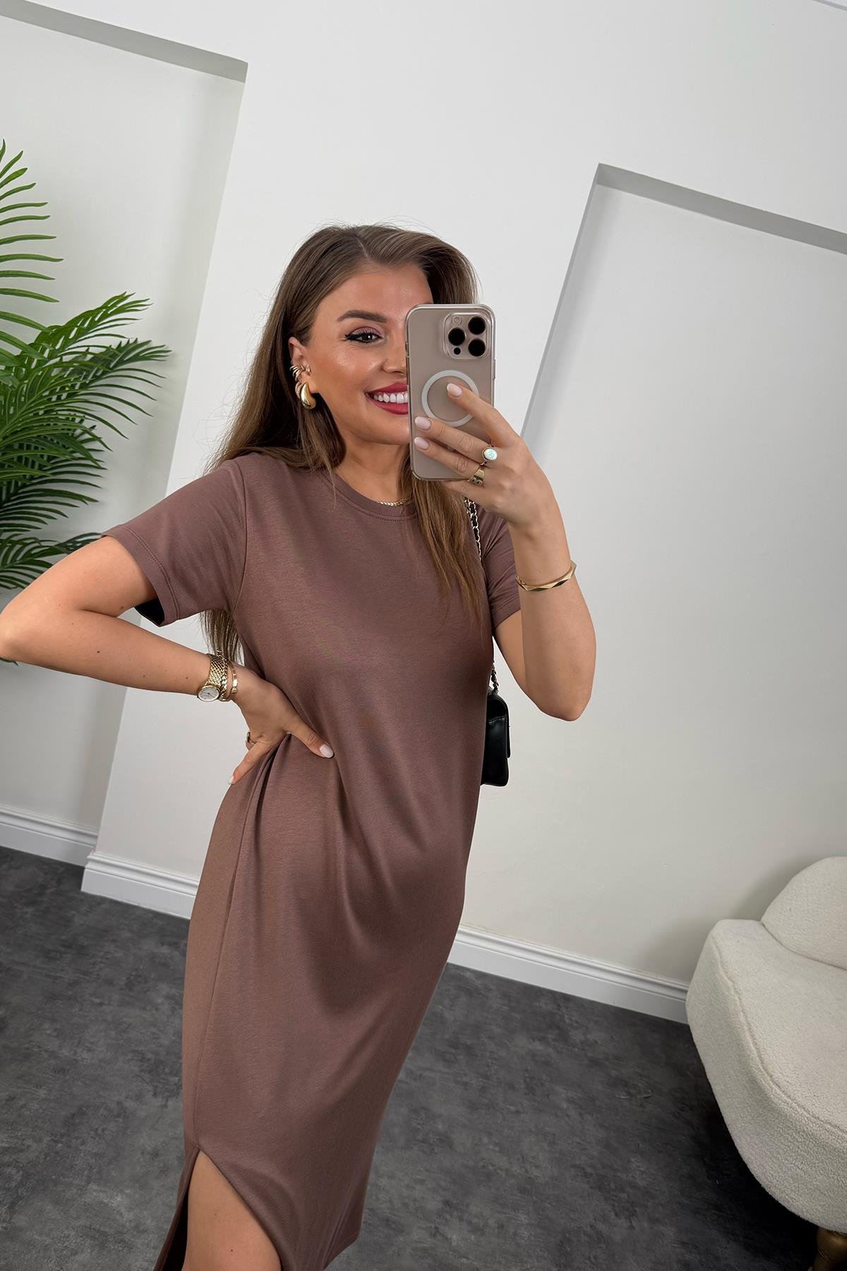 Yanı Yırtmaçlı Midi Boy Basic Elbise Kahverengi