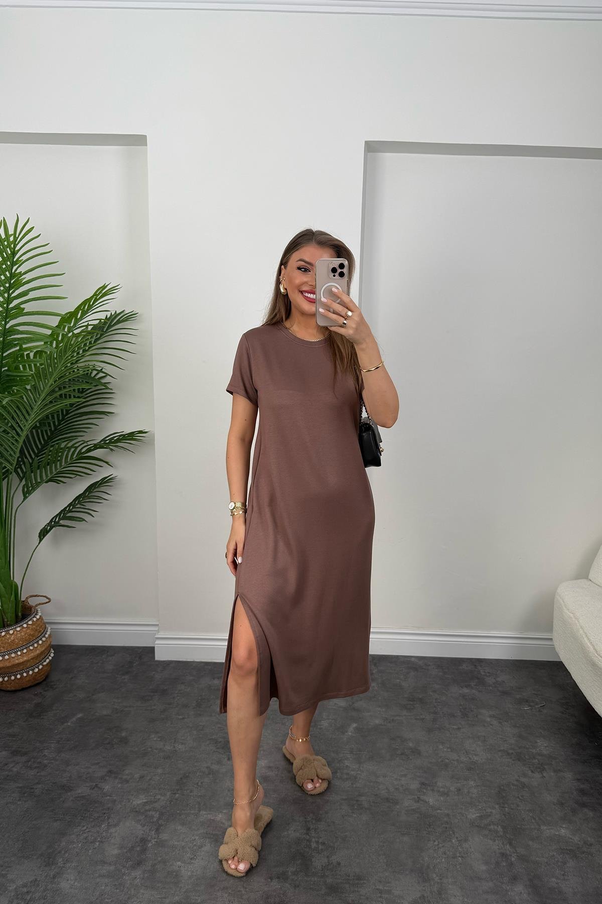 Yanı Yırtmaçlı Midi Boy Basic Elbise Kahverengi