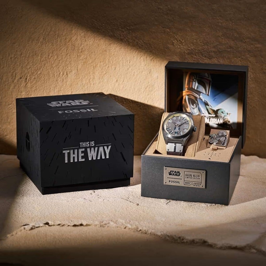 Fossil FLE1245SET Star Wars™ Mandalorian™ Everett Kol Saati ve Yaka İğnesi Seti