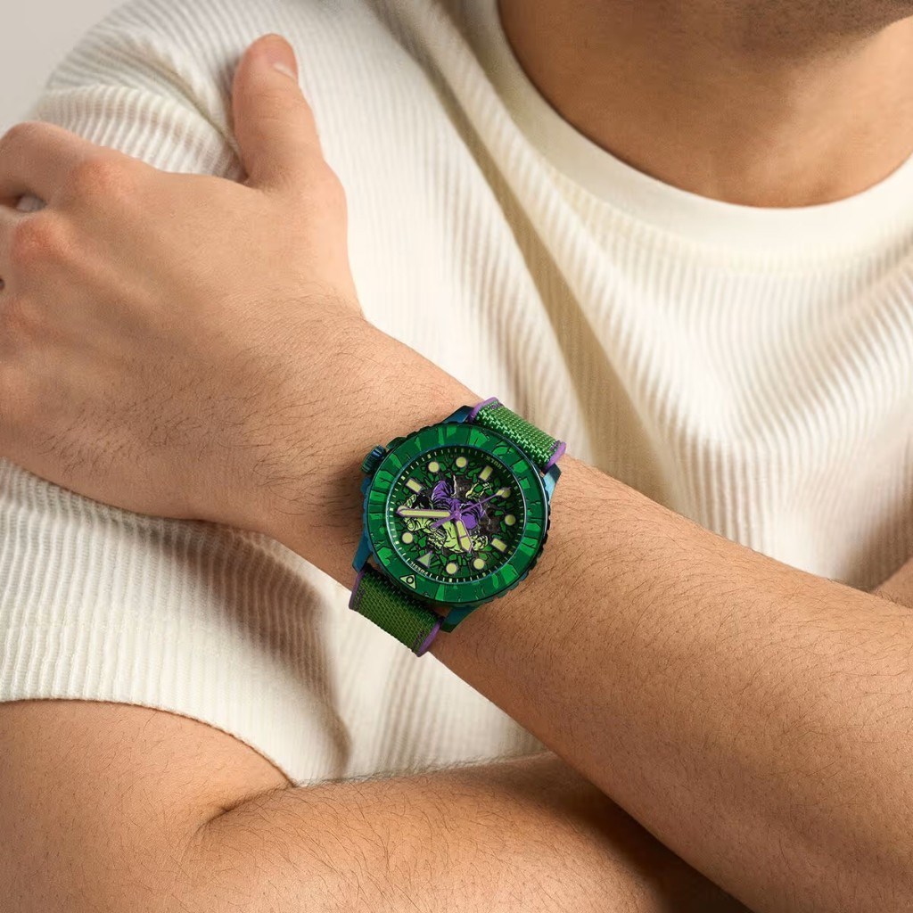 Fossil FLE1246SET Marvel x Fossil Limited-Edition Incredible Hulk Erkek Kol Saati ve Yaka İğnesi Seti