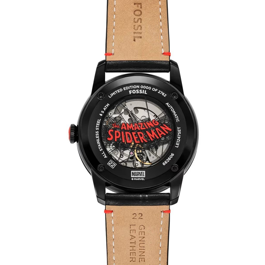 Fossil FLE1247SET Marvel x Fossil Limited-Edition Spider-Man Erkek Kol Saati ve Yaka İğnesi Seti
