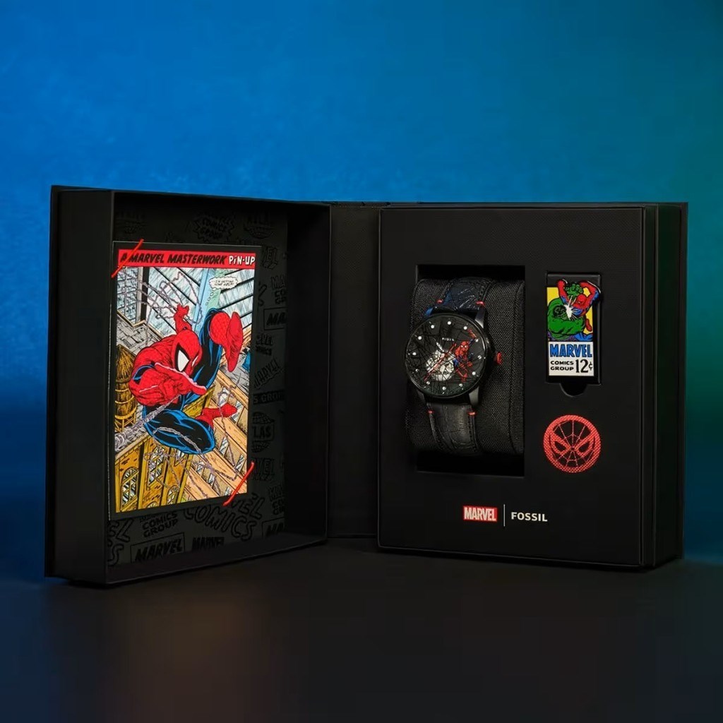 Fossil FLE1247SET Marvel x Fossil Limited-Edition Spider-Man Erkek Kol Saati ve Yaka İğnesi Seti