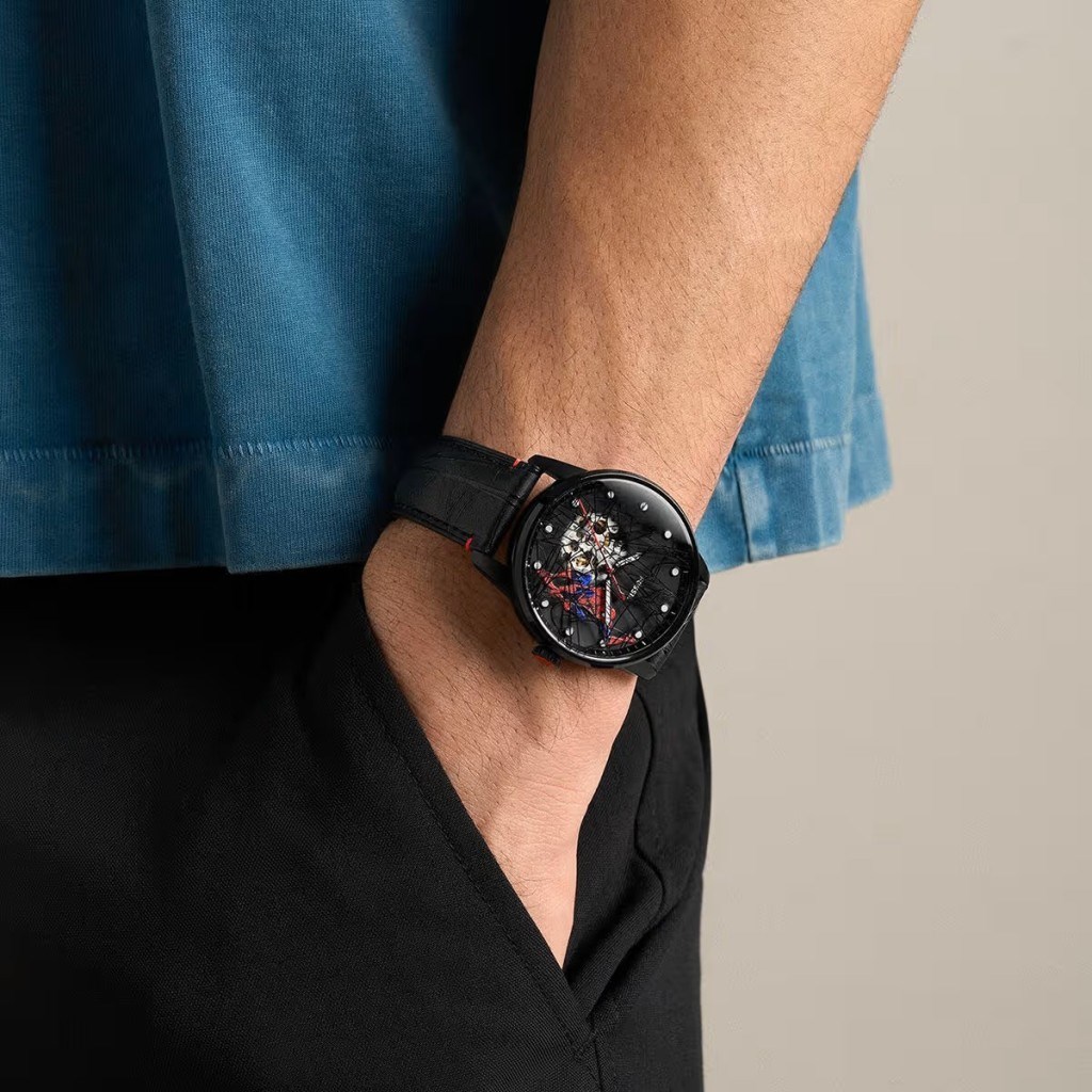 Fossil FLE1247SET Marvel x Fossil Limited-Edition Spider-Man Erkek Kol Saati ve Yaka İğnesi Seti