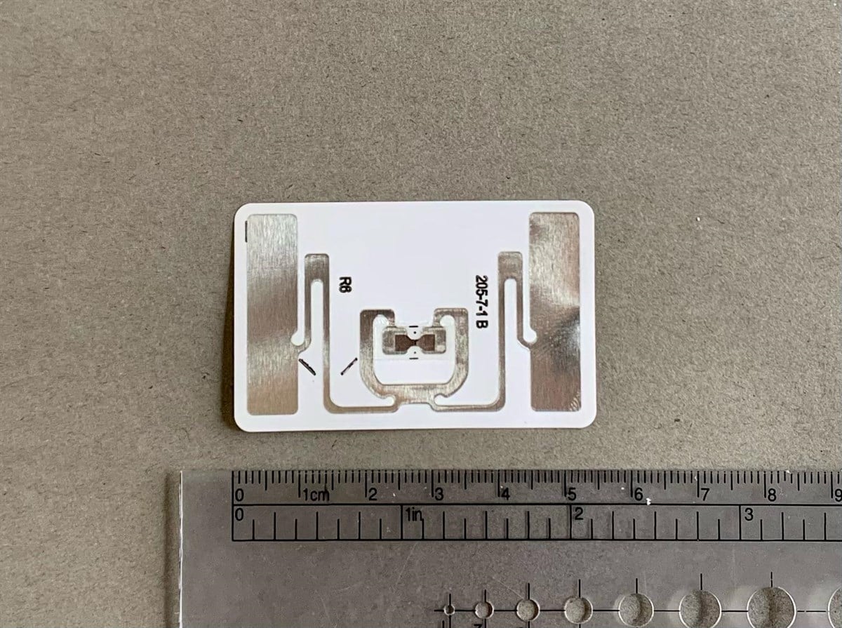 Avery Dennison AD-384r6 Wet UHF RFID Etiket (Monza R6)