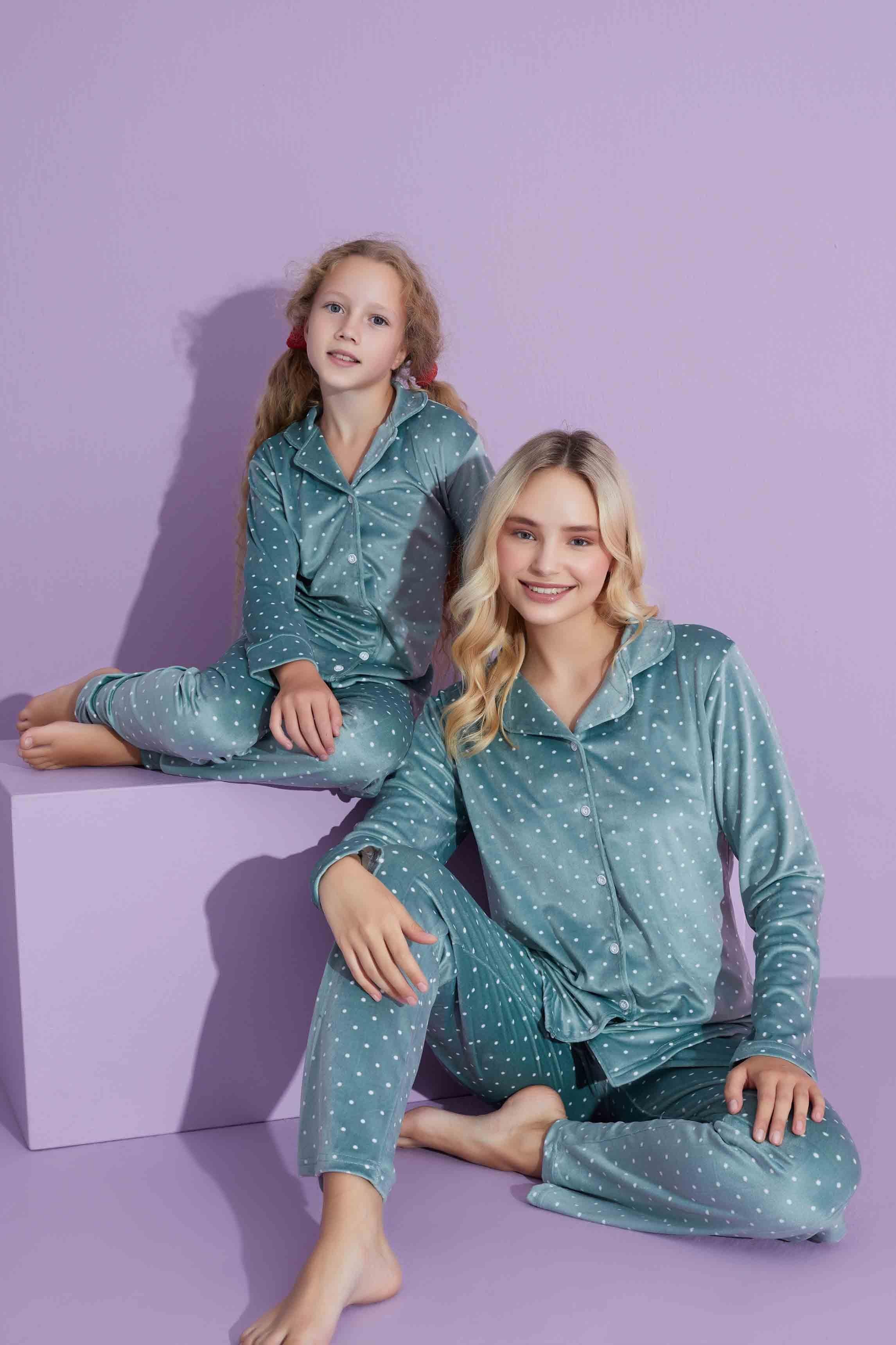 Puantiyeli Model Boydan Düğmeli Kadife Anne/Kız Çocuk Pijama Takımı 2800-Mint Puantiyeli