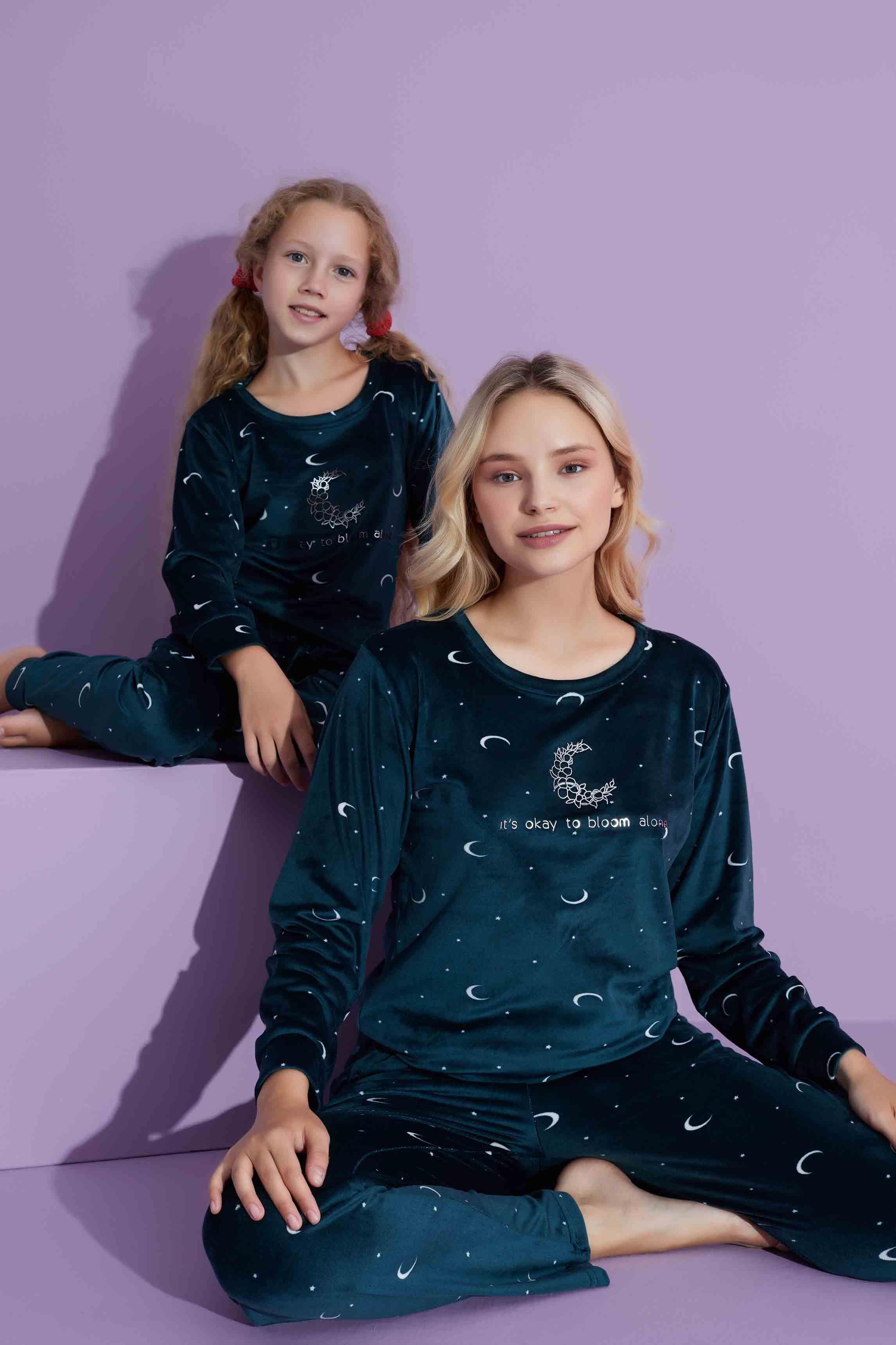 Yeni Sezon Ay Desenli Trend Model Kadife Anne/Kız Çocuk Pijama Takımı 2776-Zümrüt Yeşili