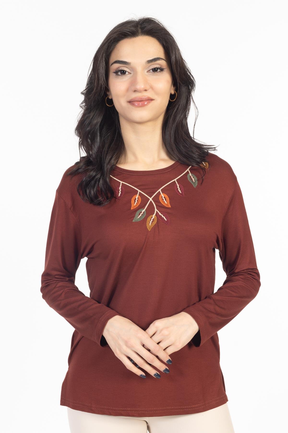 Yeni Sezon Orta Yaş ve Üzeri Yeni Desen Nakış İşlemeli Yuvarlak Yaka Likralı Anne Penye Bluz 6455
