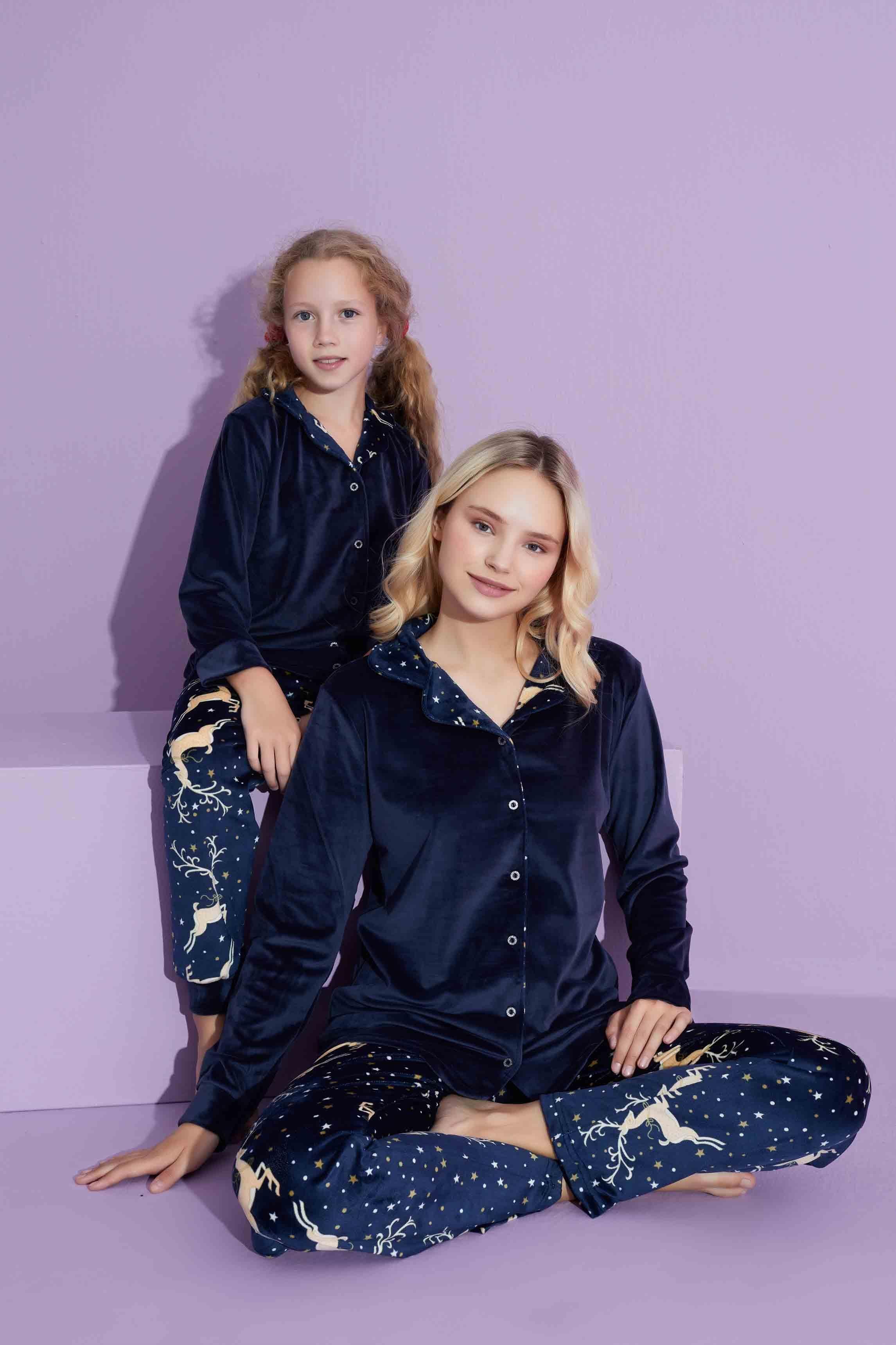 Yeni Sezon Trend Model Boydan Düğmeli Kadife Anne/Kız Çocuk Pijama Takımı 2800-Lacivert Geyikli