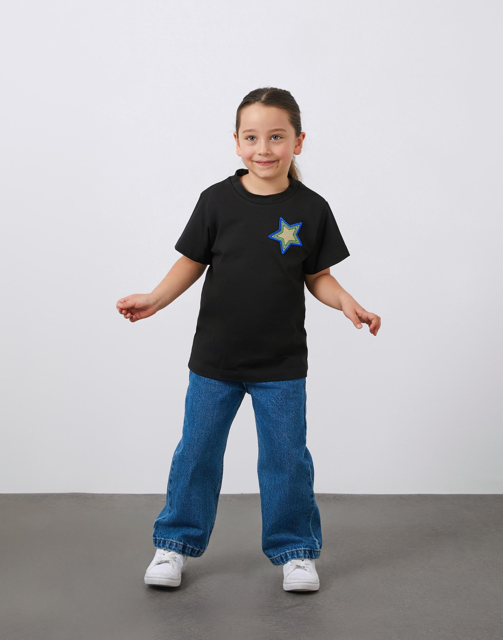 Yuvarlak Yaka Yıldız Aplike Detaylı Siyah Kız Çocuk Tişört - junior, designer dresses, bachelorette, party dresses and graduation dresses.