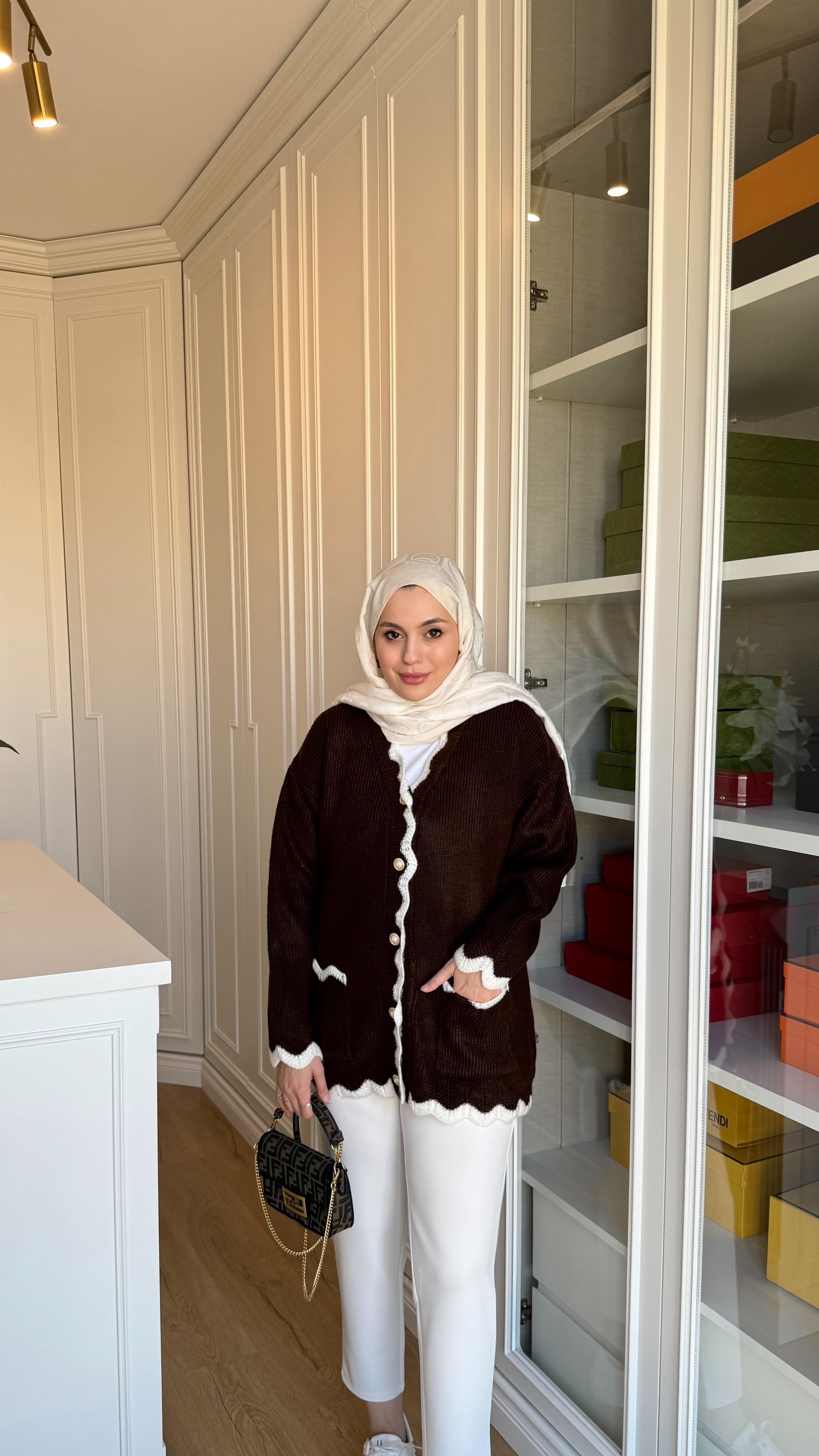 İnci Düğmeli Hırka Acı Kahve
