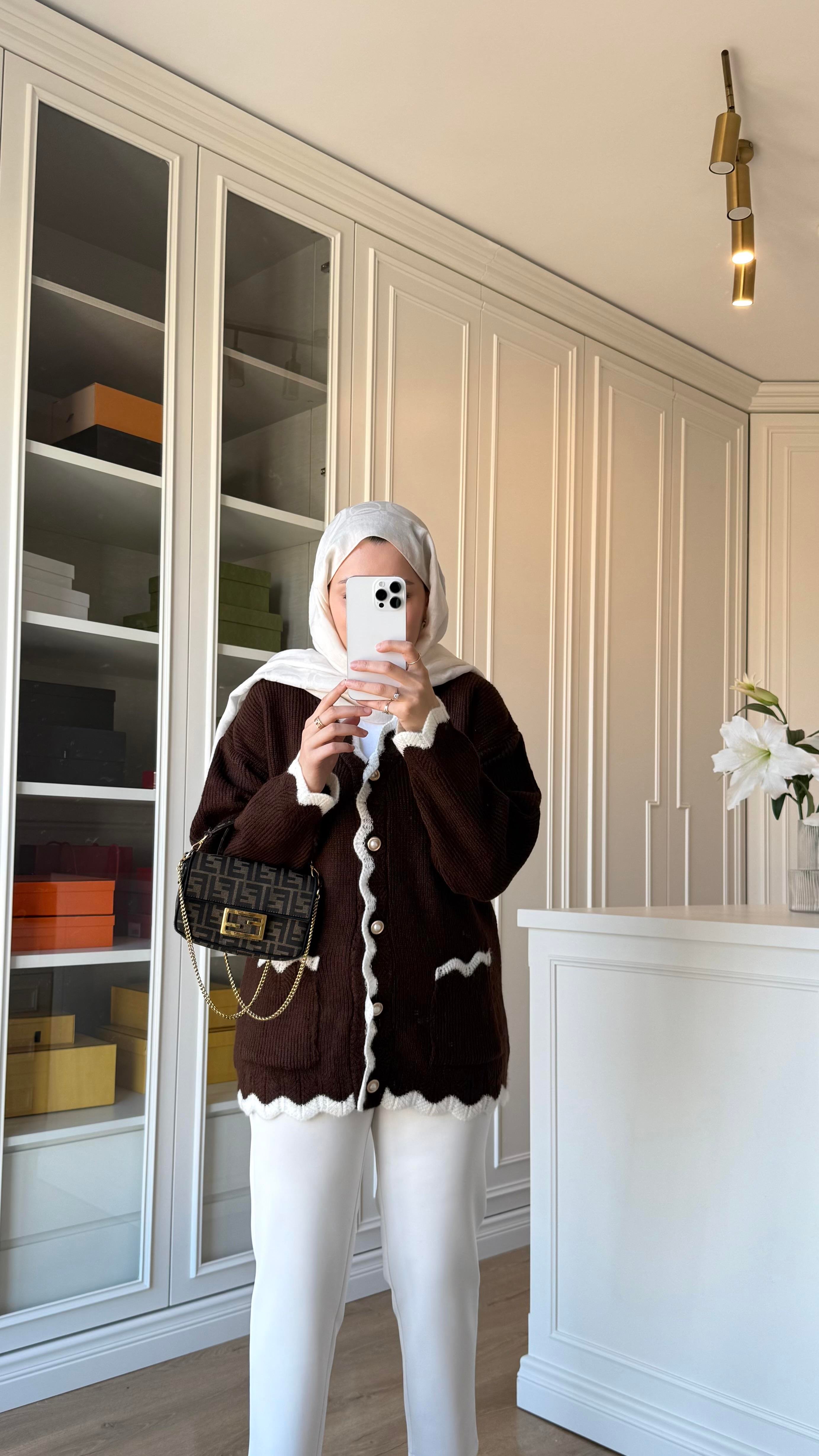 İnci Düğmeli Hırka Acı Kahve