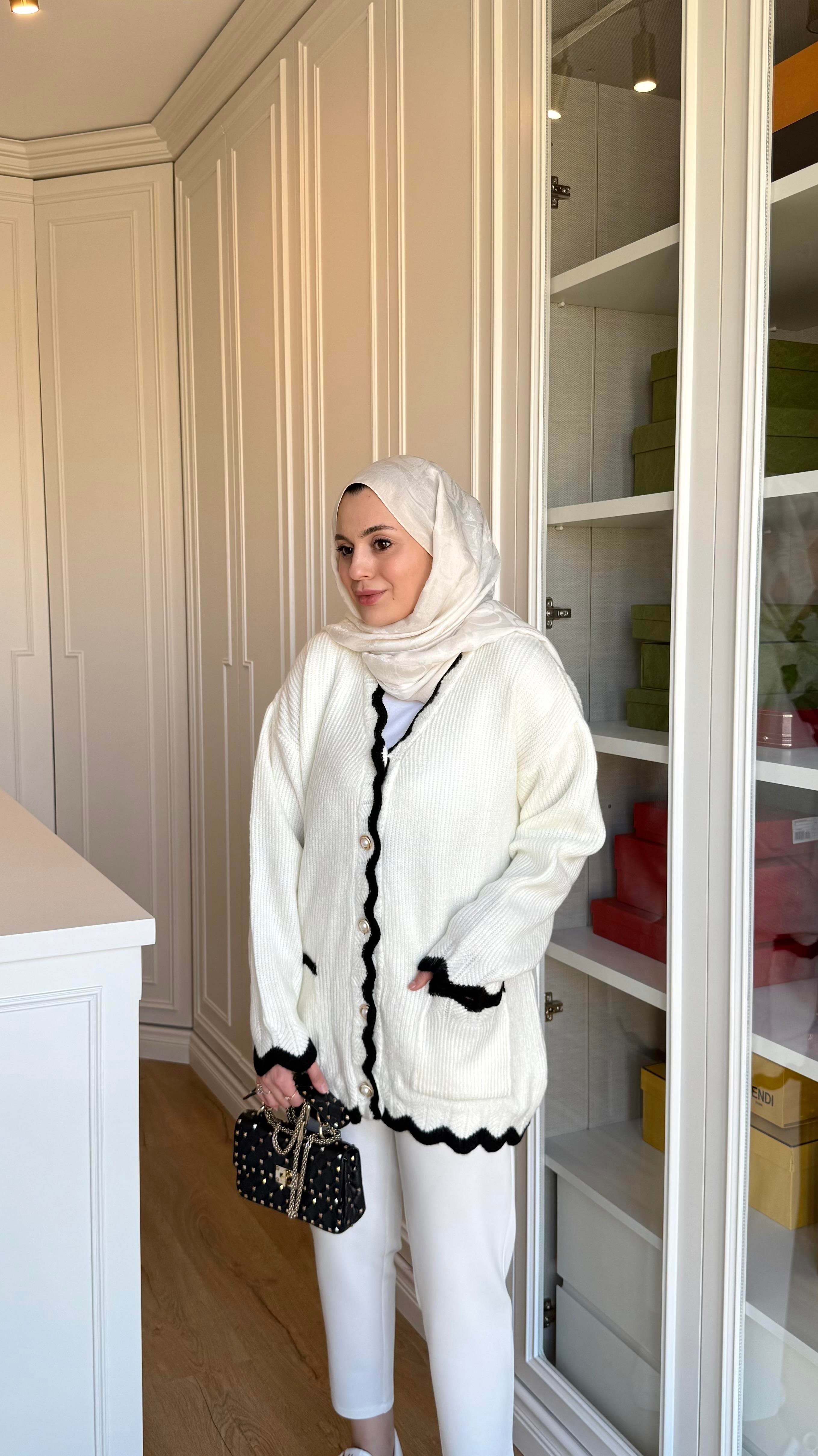 İnci Düğmeli Hırka Ekru