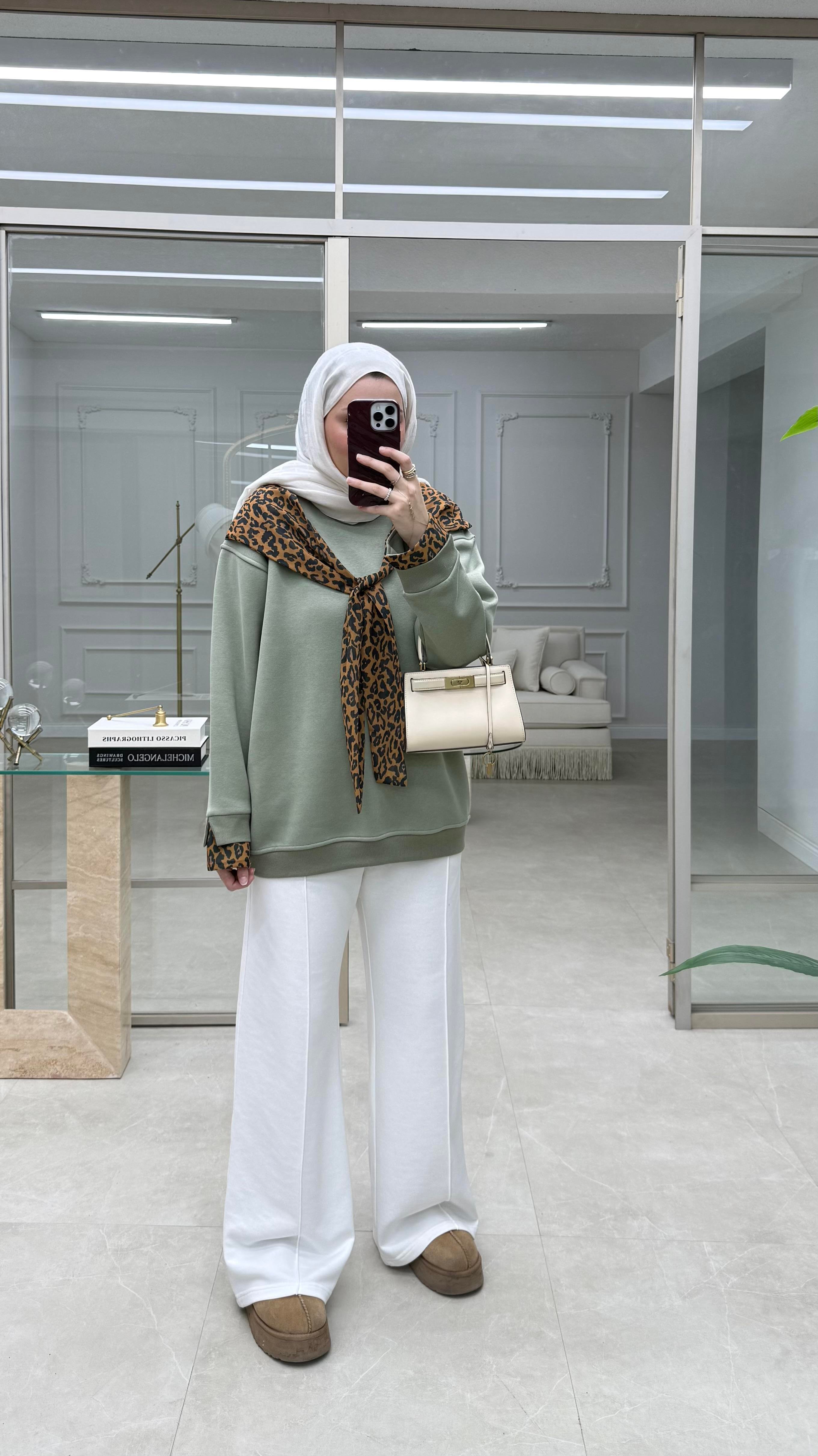 Leopar Fularlı Sweatshirt Çağla