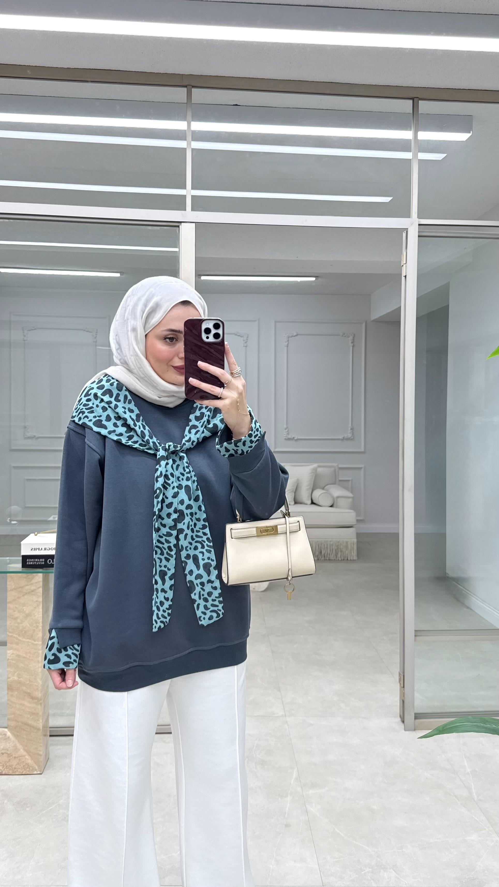 Leopar Fularlı Sweatshirt Gri