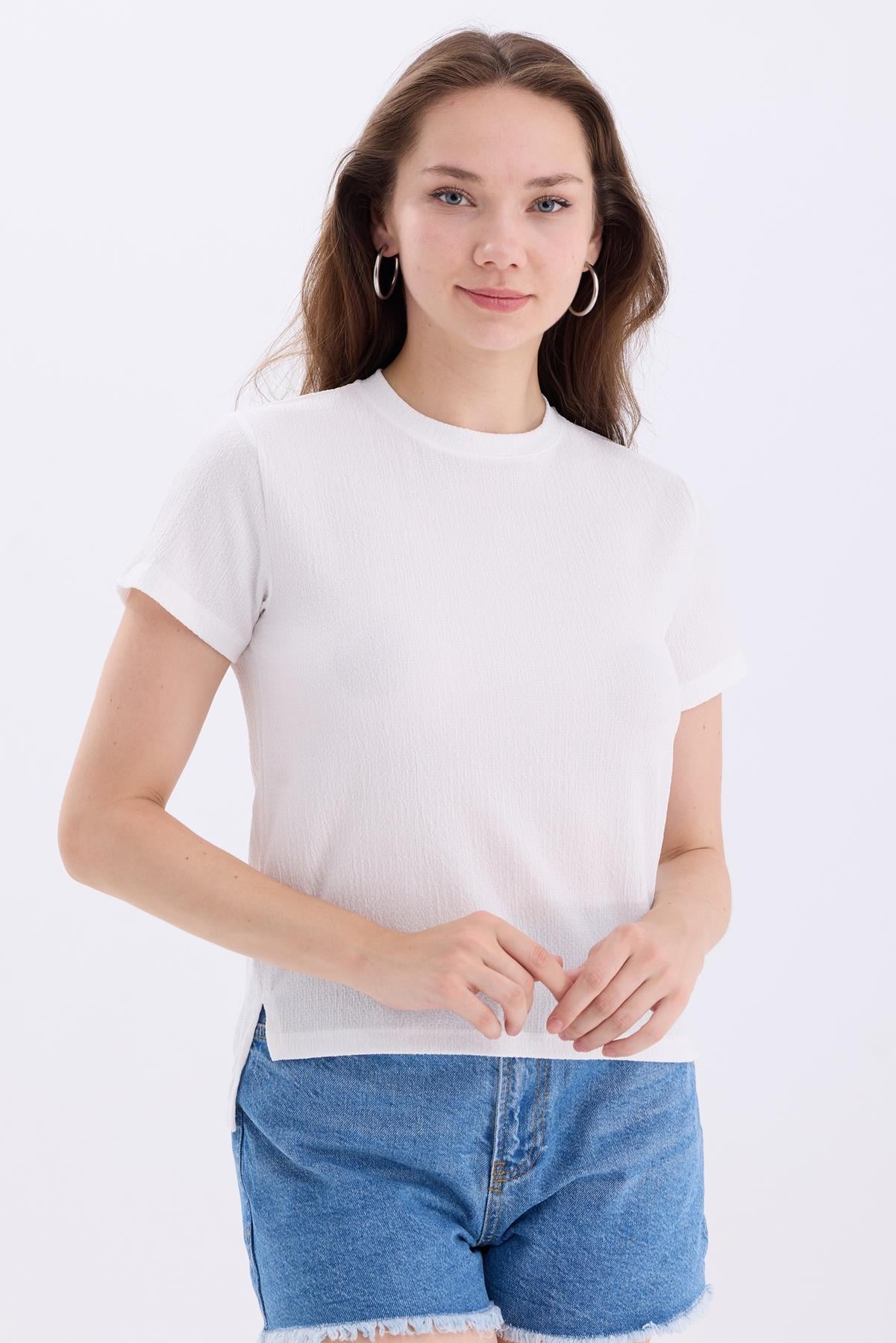 Bisiklet Yaka Yırtmaçlı Basic Crop Tişört - Beyaz