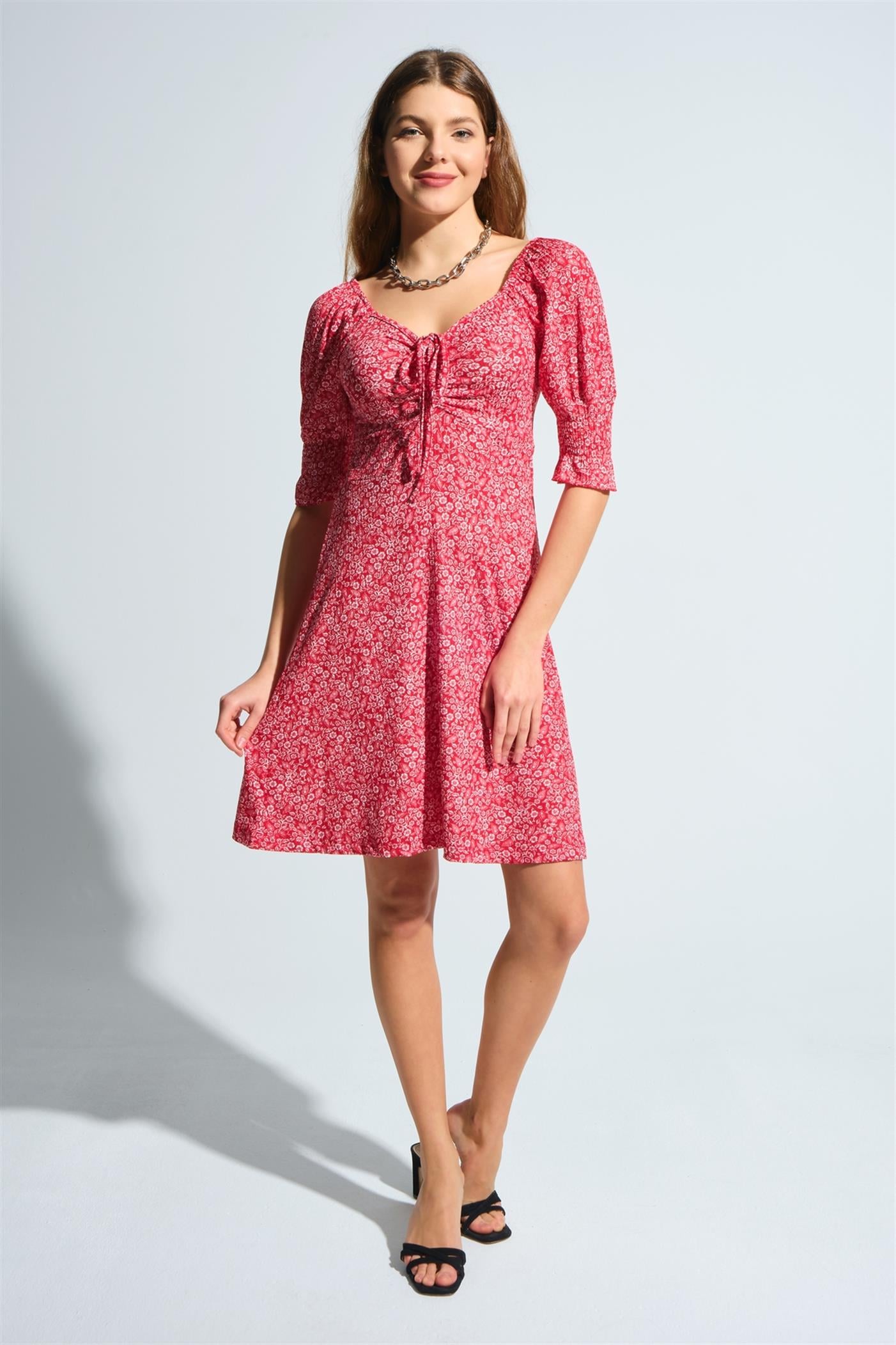 Büzgülü Kolu Gipeli Çiçek Desenli Elbise - Kırmızı