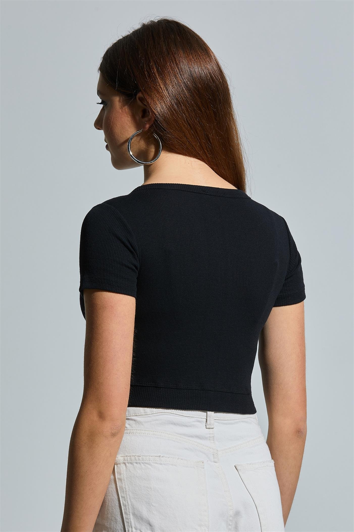 Geniş Bisiklet Yaka Armalı Fitilli Crop Bluz - Siyah