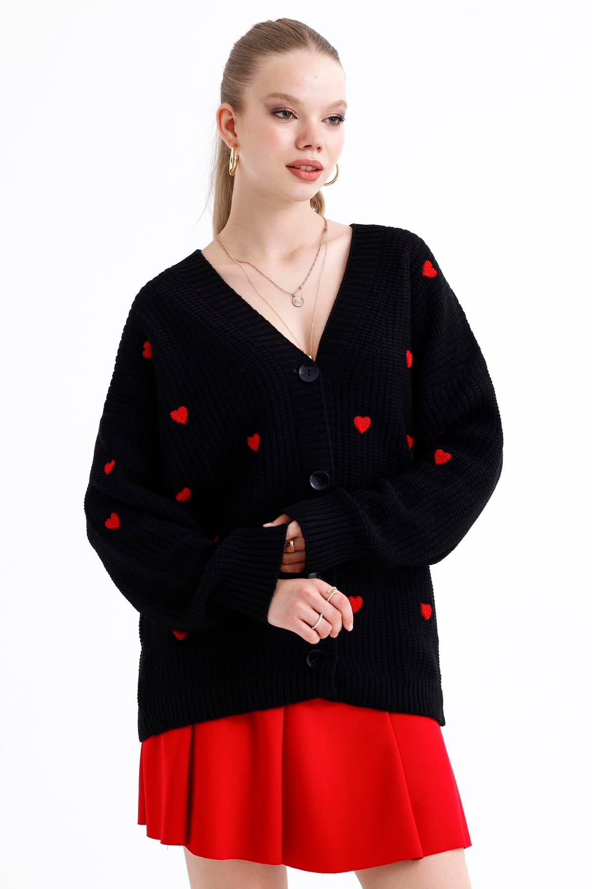 Kalp Nakışlı Düğmeli Oversize Triko Hırka - Siyah