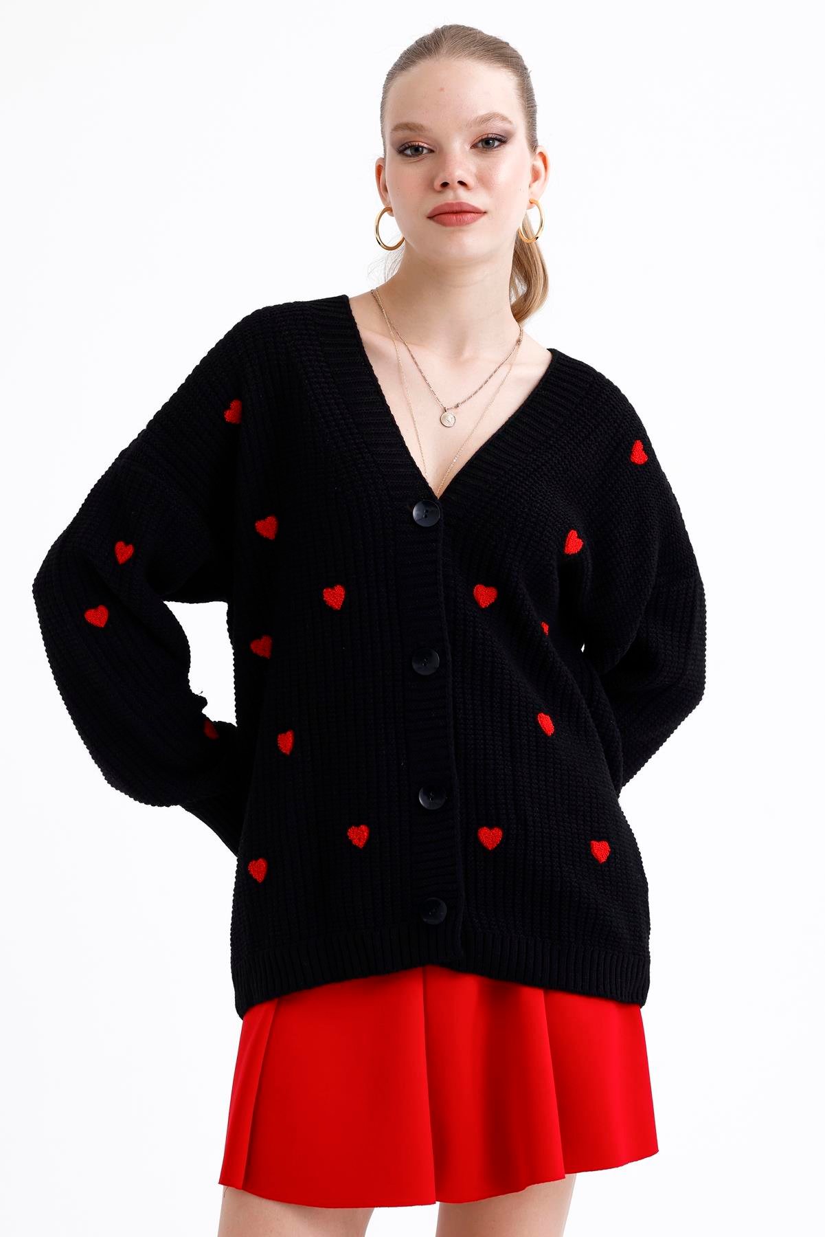 Kalp Nakışlı Düğmeli Oversize Triko Hırka - Siyah