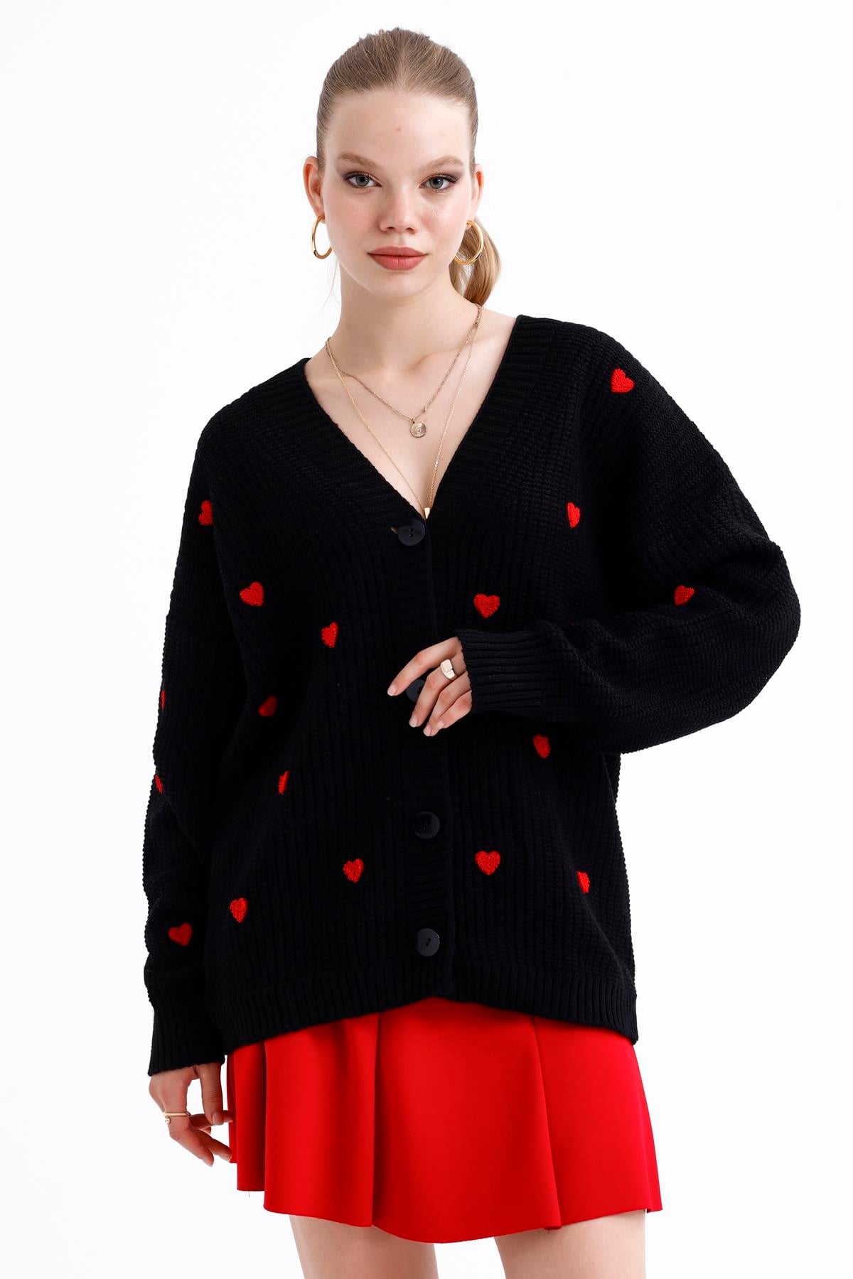 Kalp Nakışlı Düğmeli Oversize Triko Hırka - Siyah