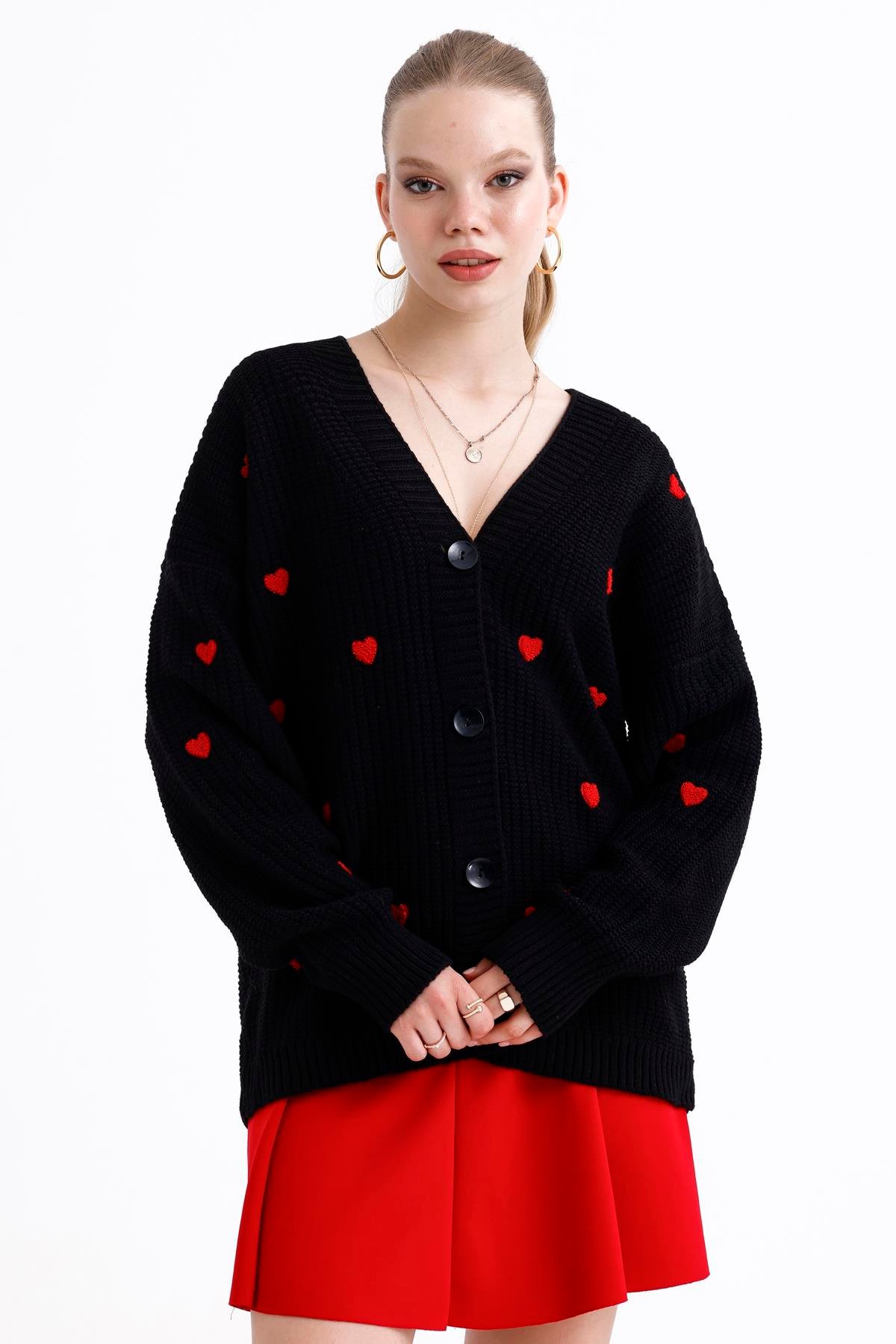 Kalp Nakışlı Düğmeli Oversize Triko Hırka - Siyah