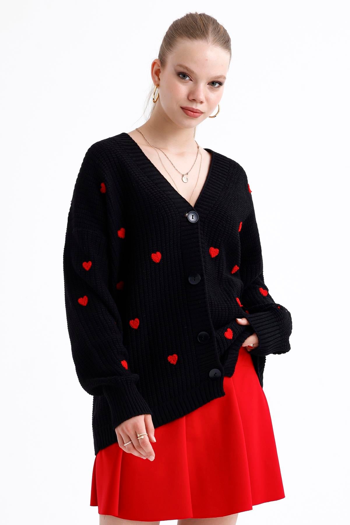 Kalp Nakışlı Düğmeli Oversize Triko Hırka - Siyah