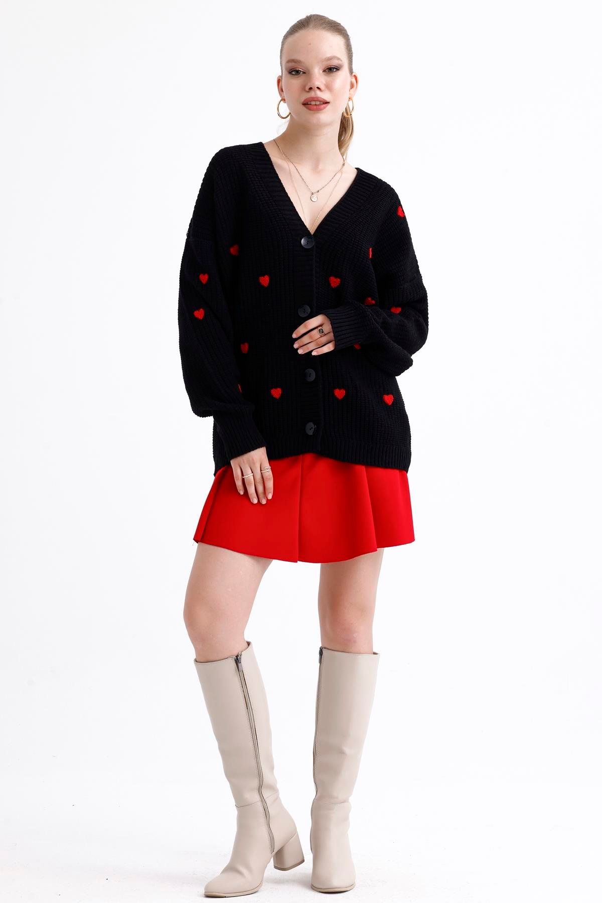 Kalp Nakışlı Düğmeli Oversize Triko Hırka - Siyah