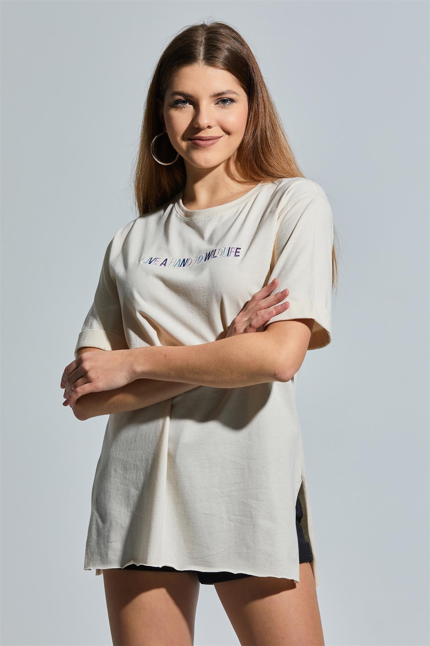 Önü Nakışlı Yırtmaçlı Oversize T-Shirt - Taş