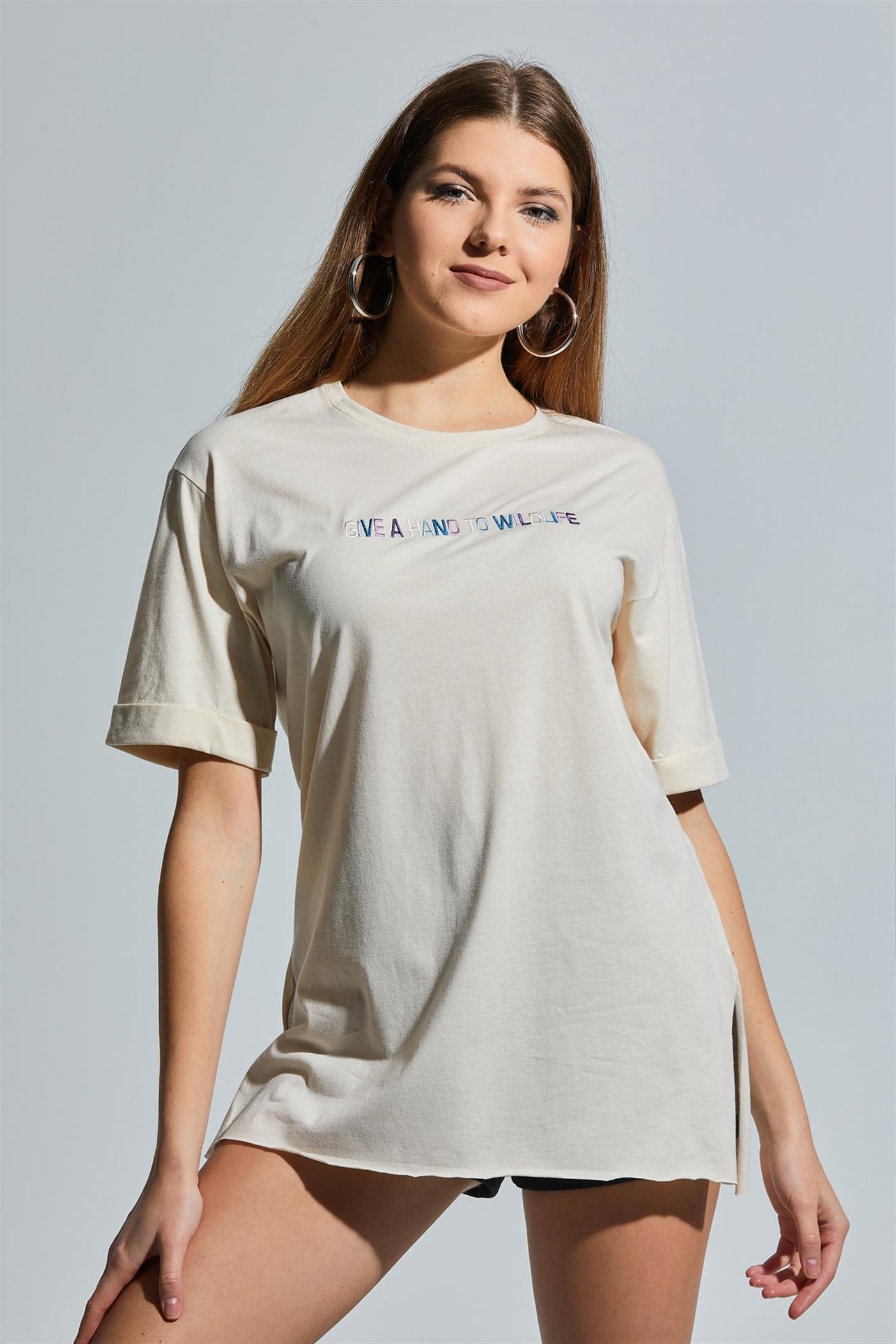 Önü Nakışlı Yırtmaçlı Oversize T-Shirt - Taş