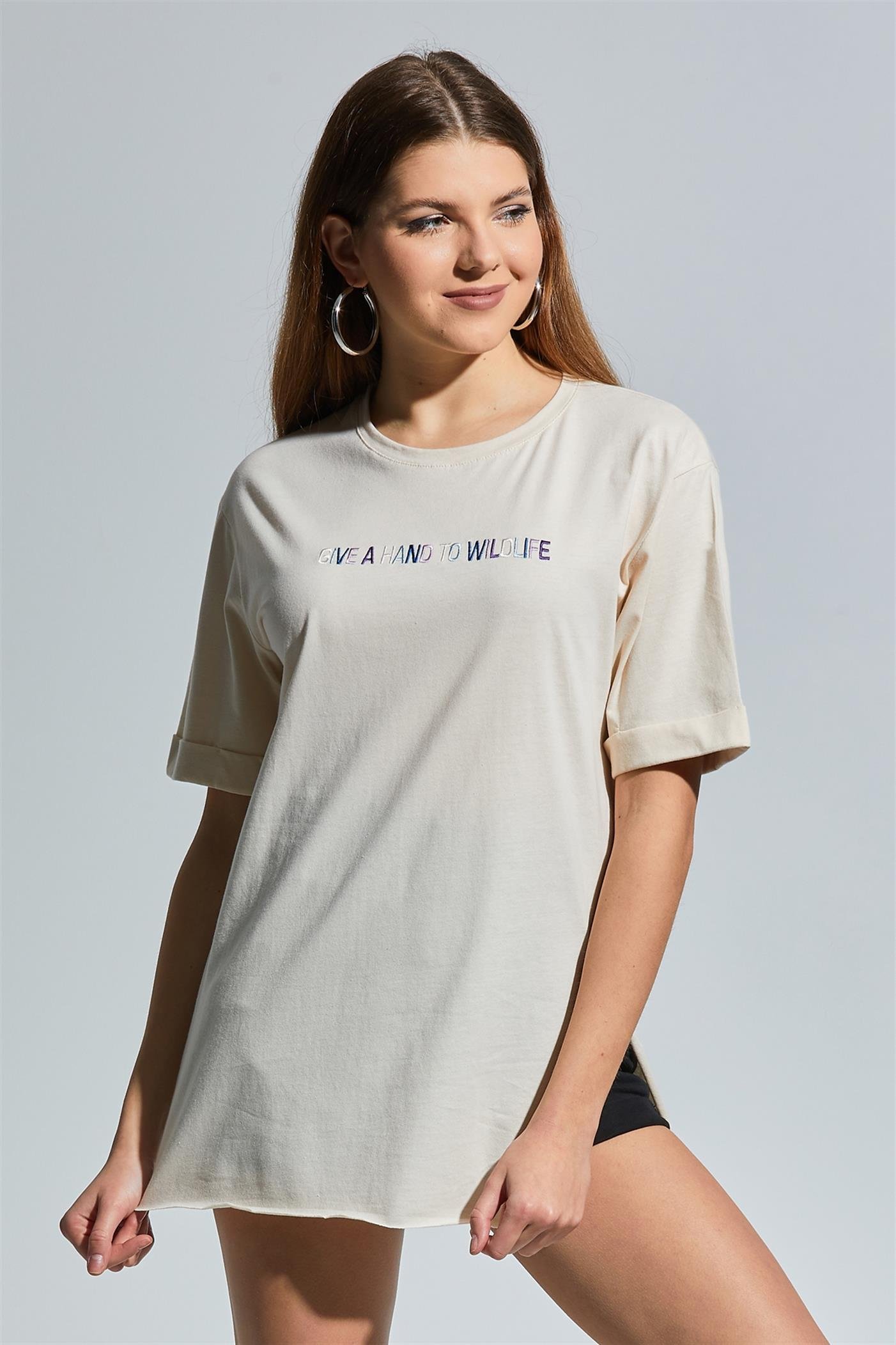 Önü Nakışlı Yırtmaçlı Oversize T-Shirt - Taş