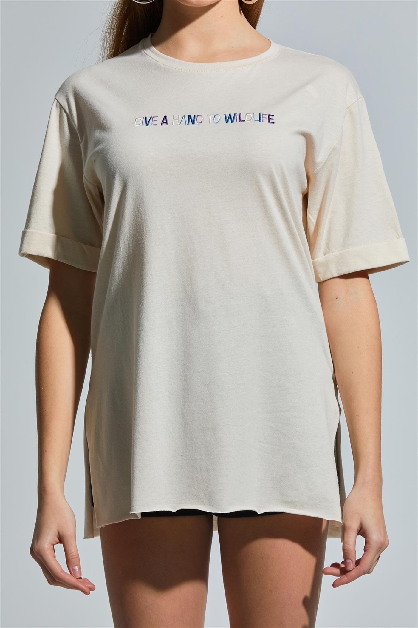 Önü Nakışlı Yırtmaçlı Oversize T-Shirt - Taş