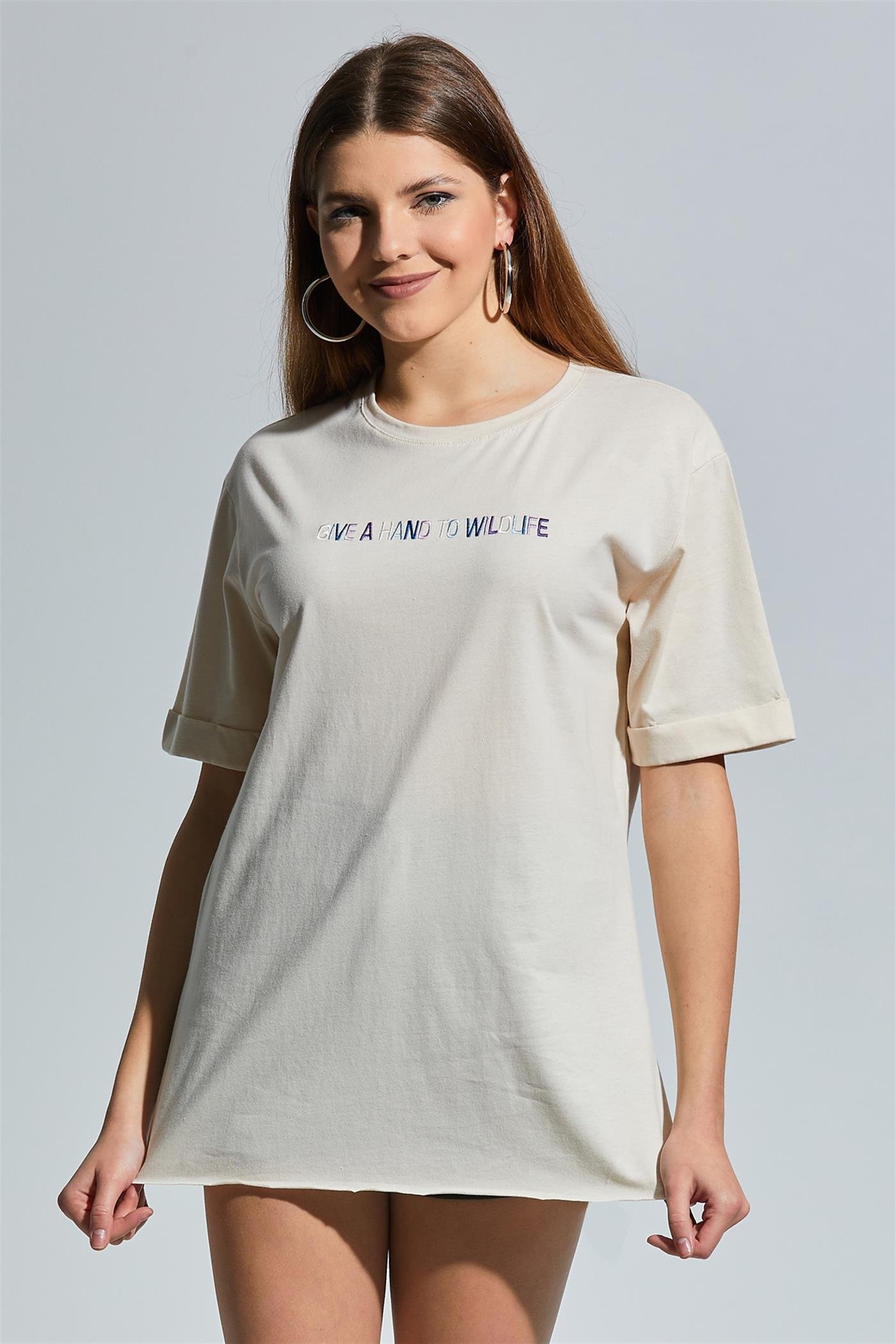 Önü Nakışlı Yırtmaçlı Oversize T-Shirt - Taş