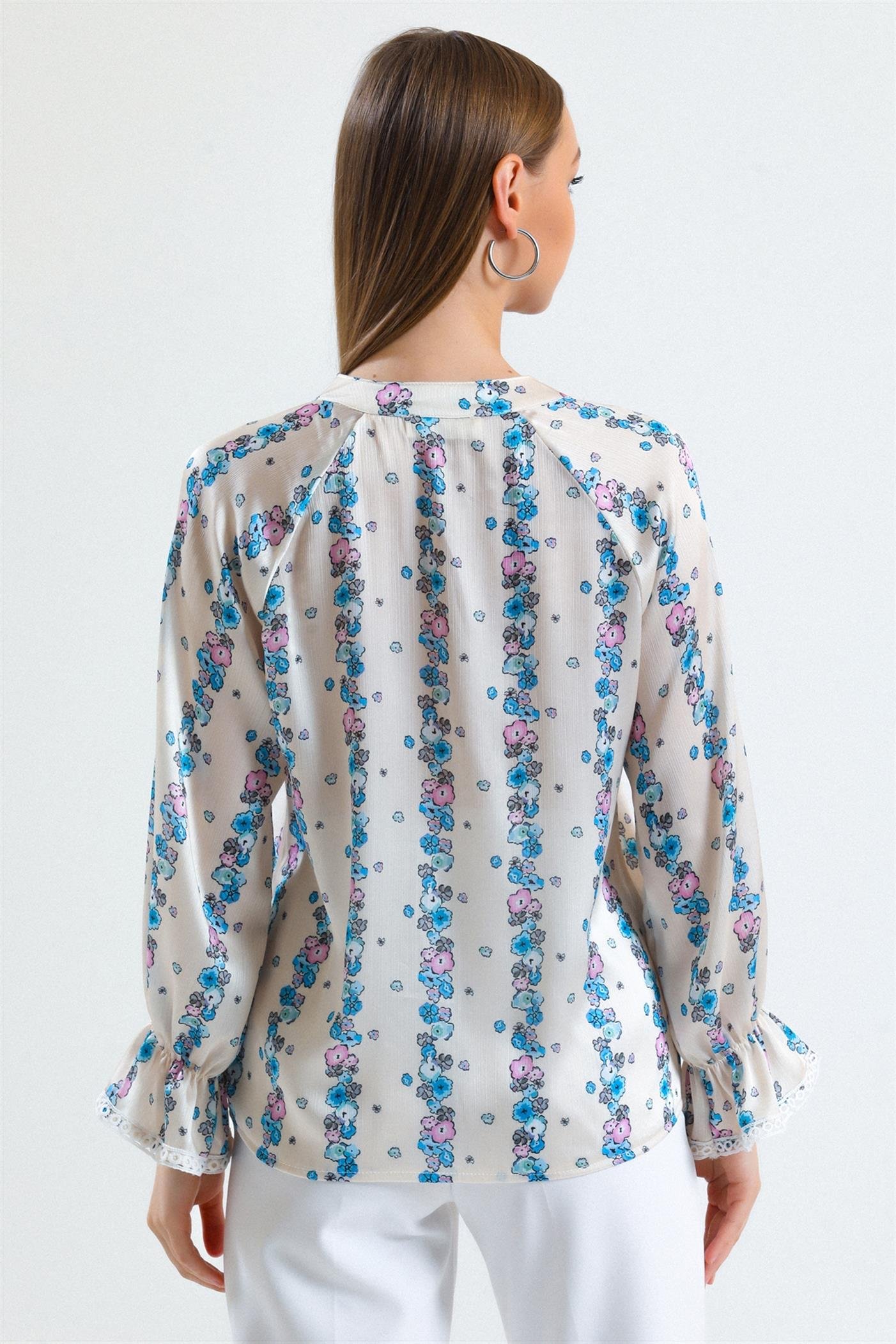 Süs Düğmeli V Yaka Volan Kollu Çiçek Desenli Yazlık Saten Bluz - Buz Mavi