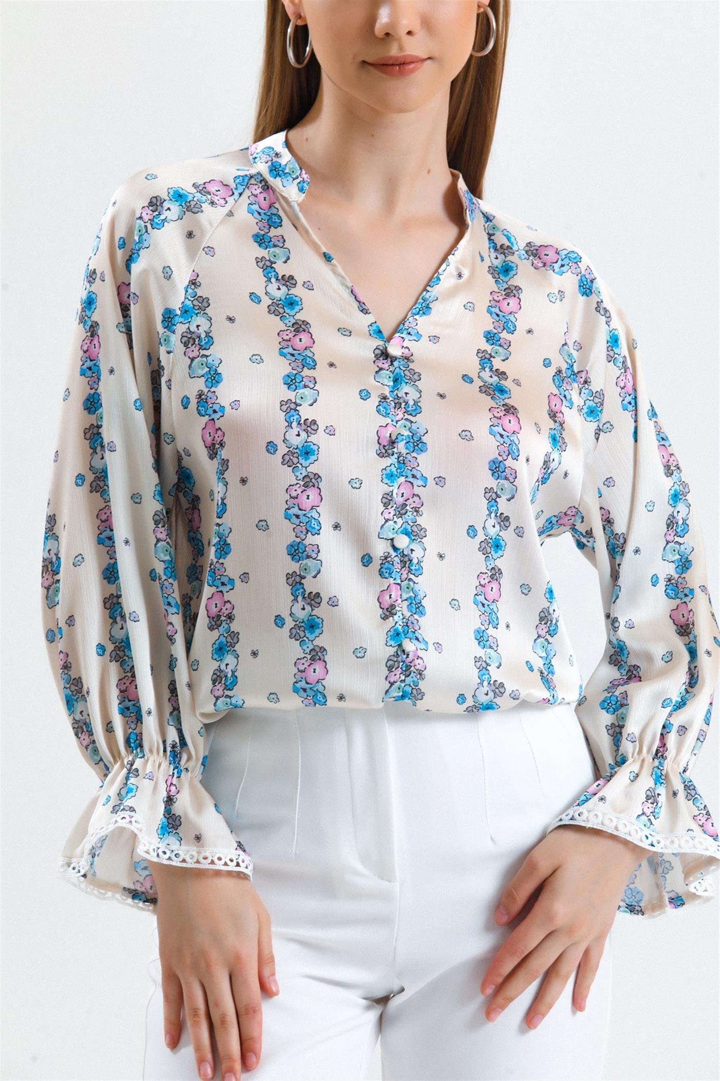 Süs Düğmeli V Yaka Volan Kollu Çiçek Desenli Yazlık Saten Bluz - Buz Mavi