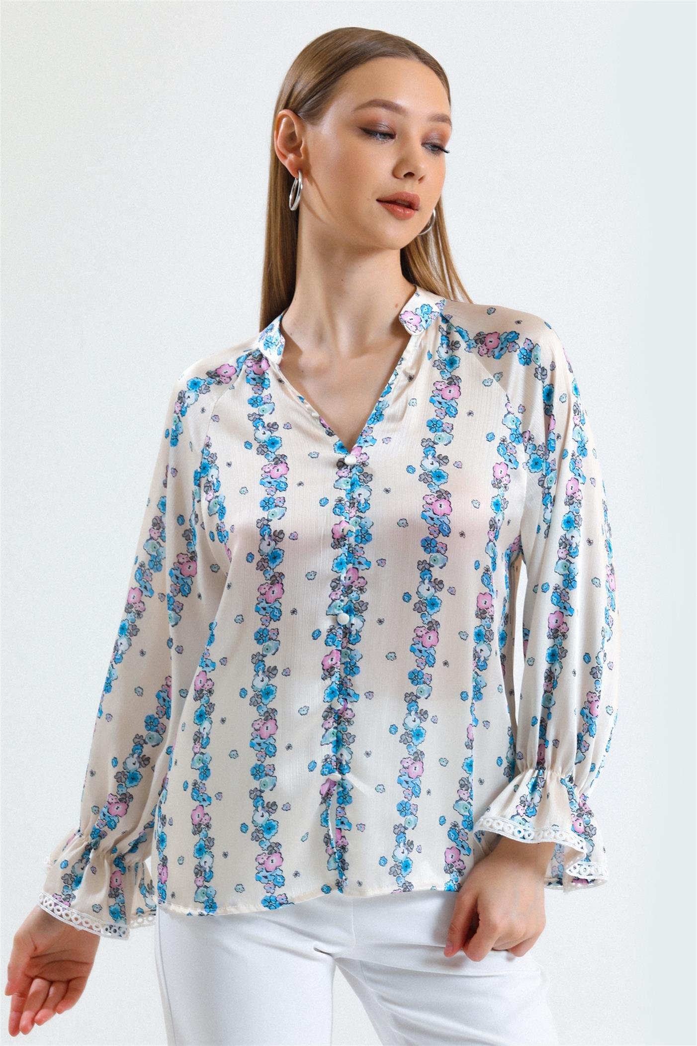 Süs Düğmeli V Yaka Volan Kollu Çiçek Desenli Yazlık Saten Bluz - Buz Mavi