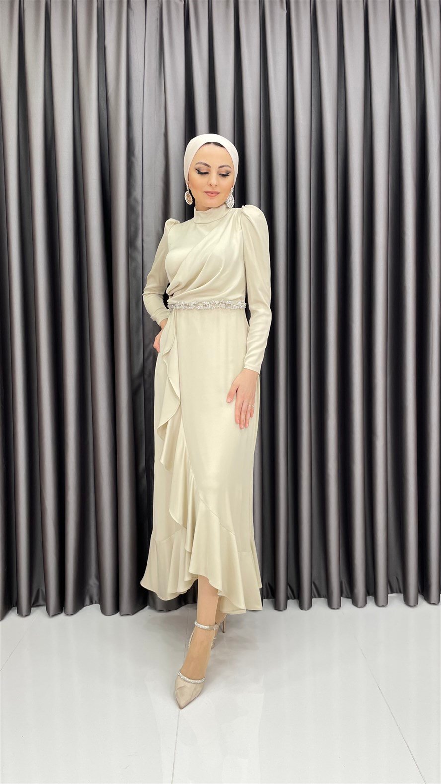 4399 – Beli Taş İşlemeli İnce Saten Kumaş Abiye-Bej