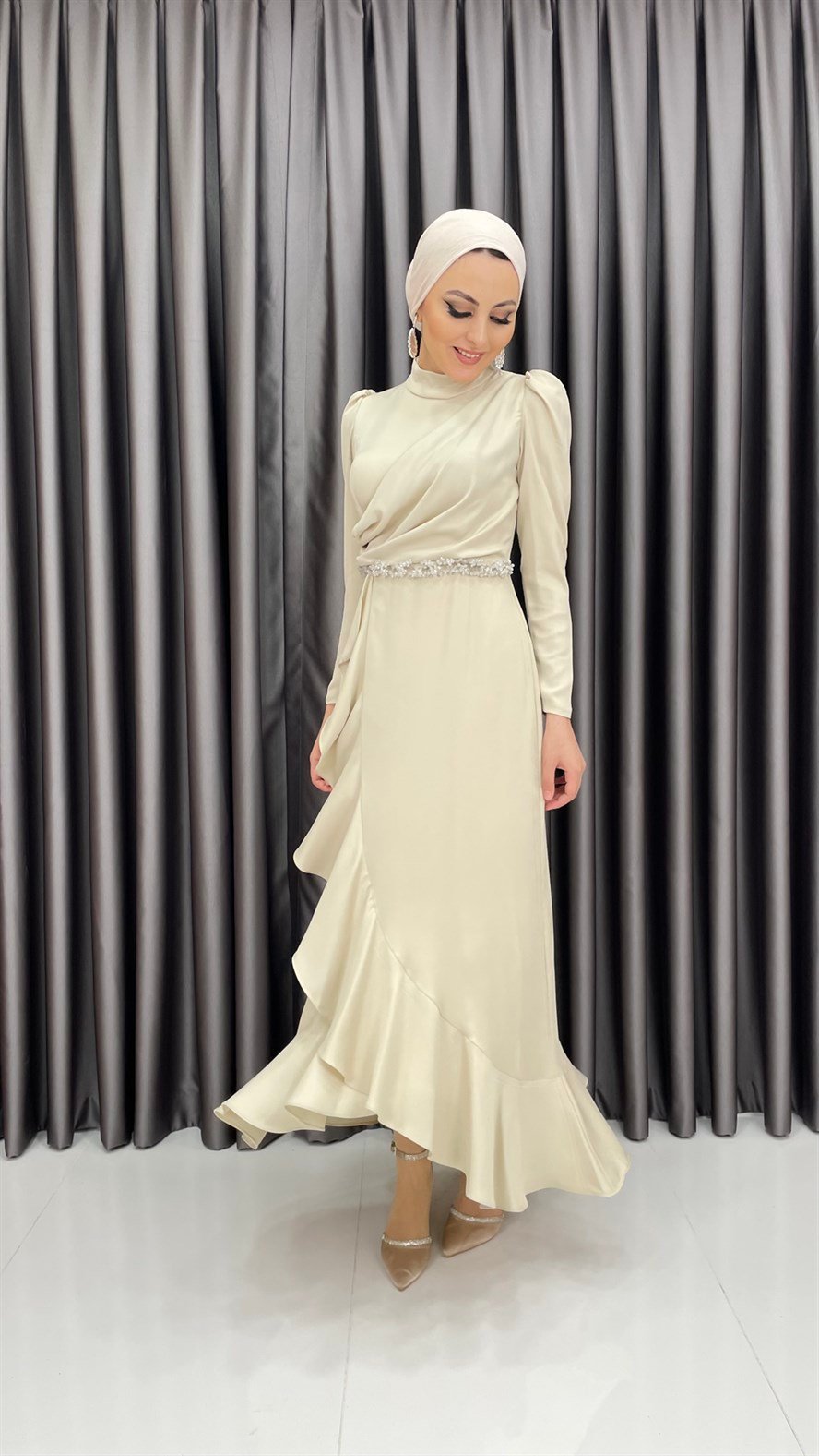 4399 – Beli Taş İşlemeli İnce Saten Kumaş Abiye-Bej