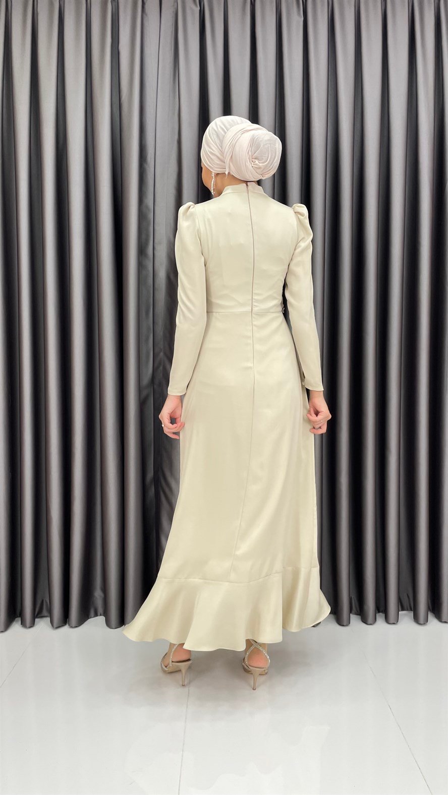 4399 – Beli Taş İşlemeli İnce Saten Kumaş Abiye-Bej