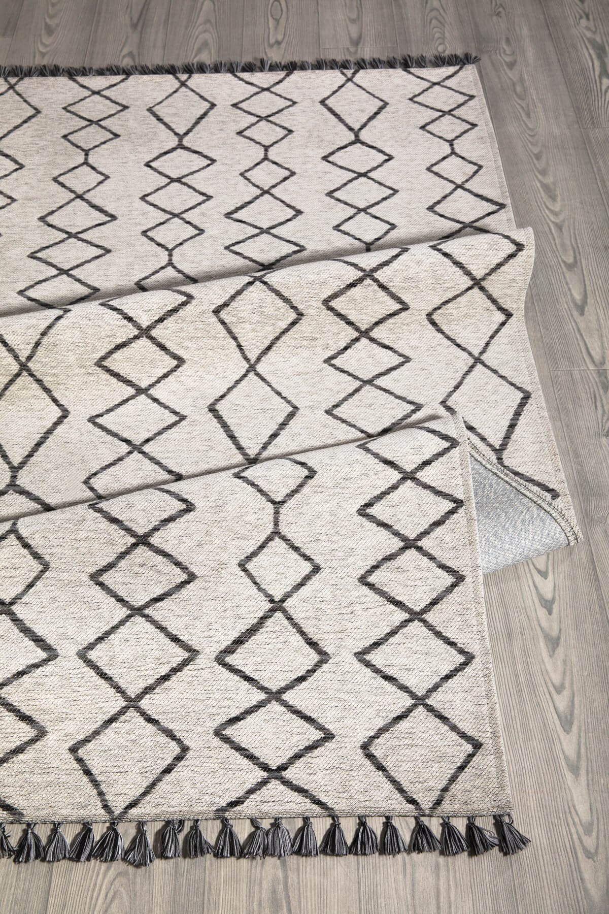 Siyah Kaymaz Tabanlı Efnan Kilim