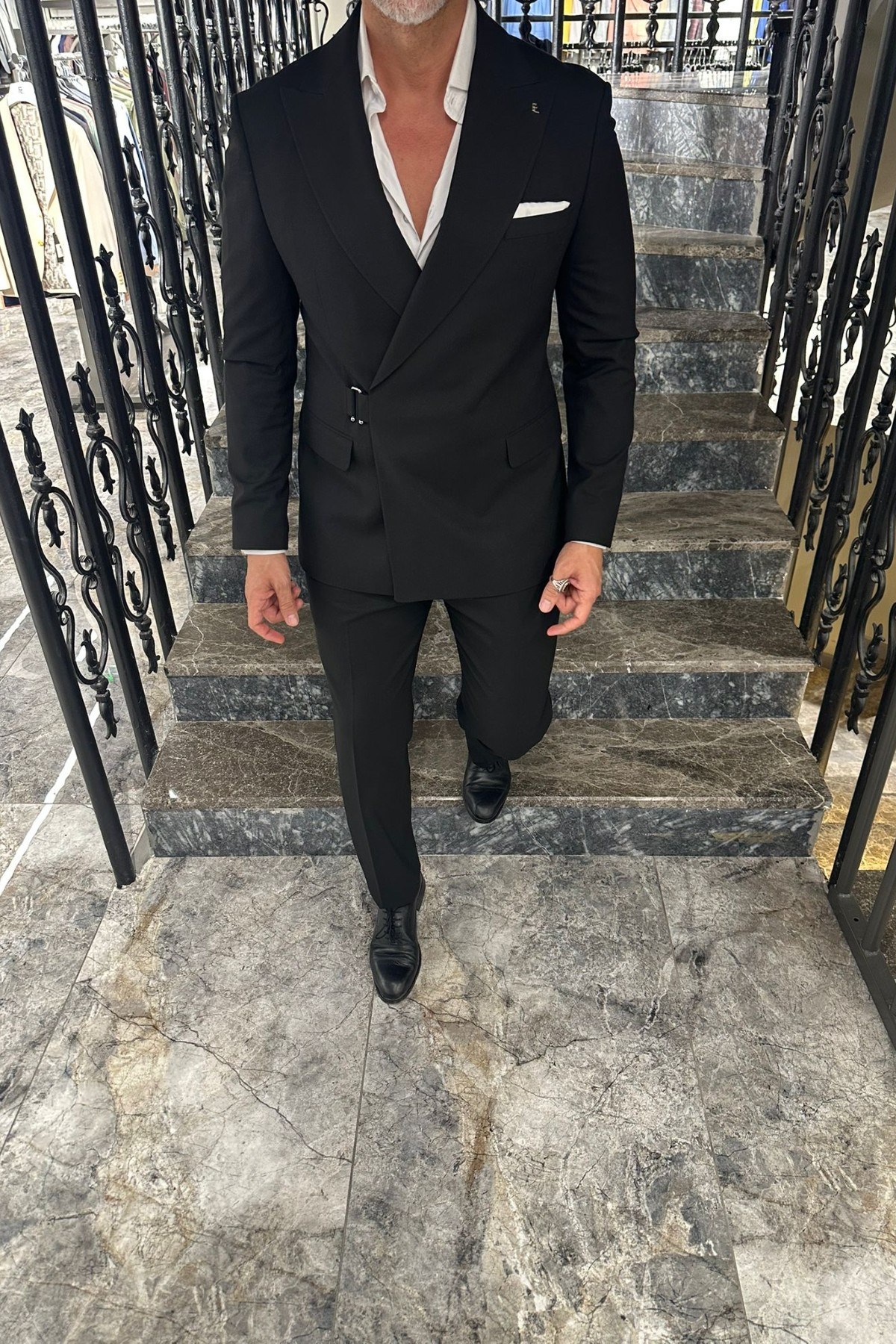  AKSESUARLI ÇOK BİNMELİ TAKIM ELBİSE 
