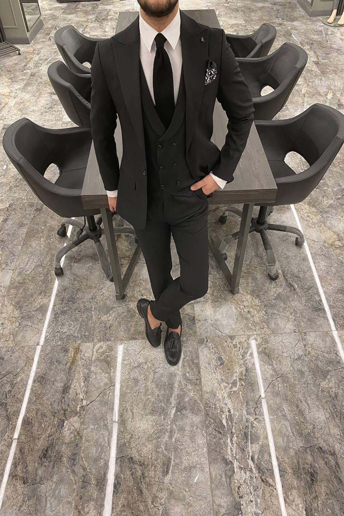 BLACK SUIT WITH WIDE COLLAR VEST
