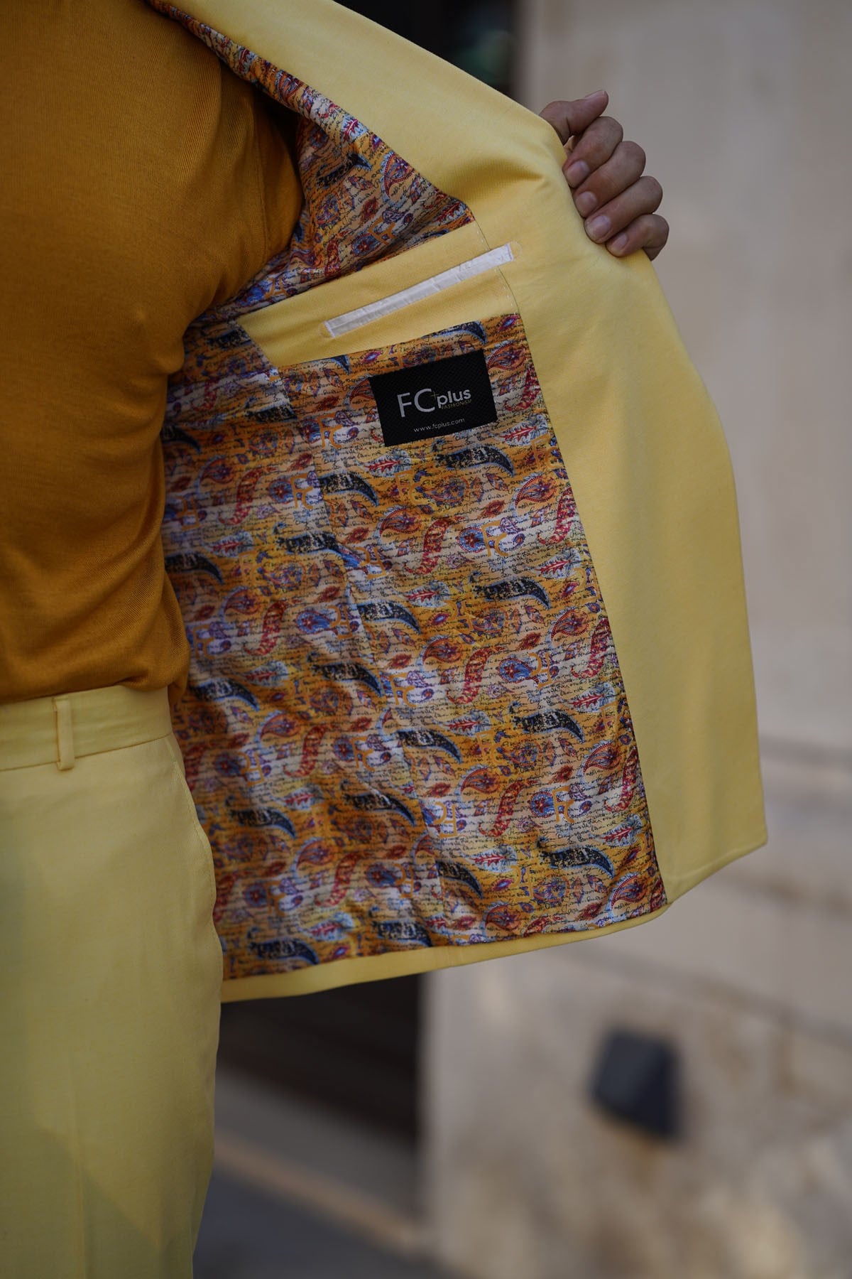 DOUBLE BREASTED SUIT FV WITH YELLOW SIDE ACCESSORIES